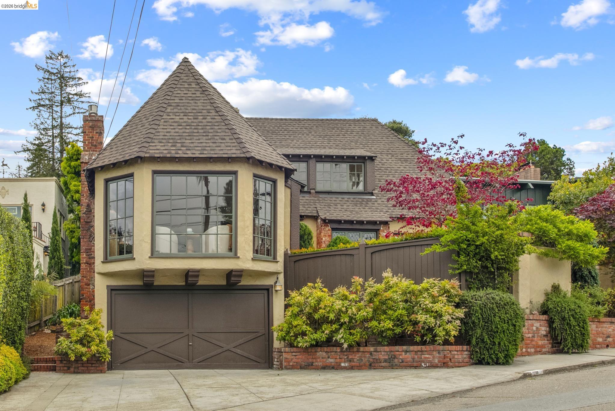 Detail Gallery Image 2 of 77 For 131 Montrose Rd, Berkeley,  CA 94707 - 4 Beds | 2 Baths