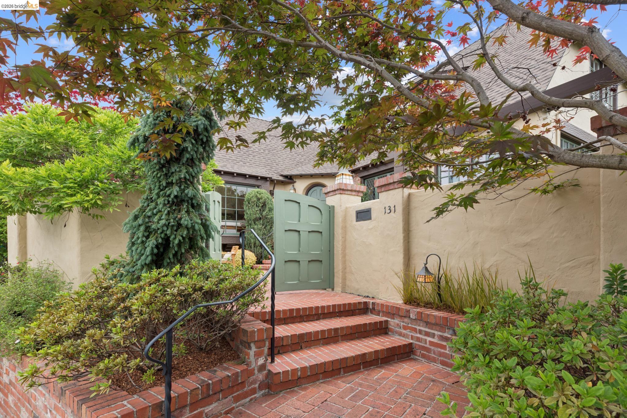 Detail Gallery Image 3 of 77 For 131 Montrose Rd, Berkeley,  CA 94707 - 4 Beds | 2 Baths