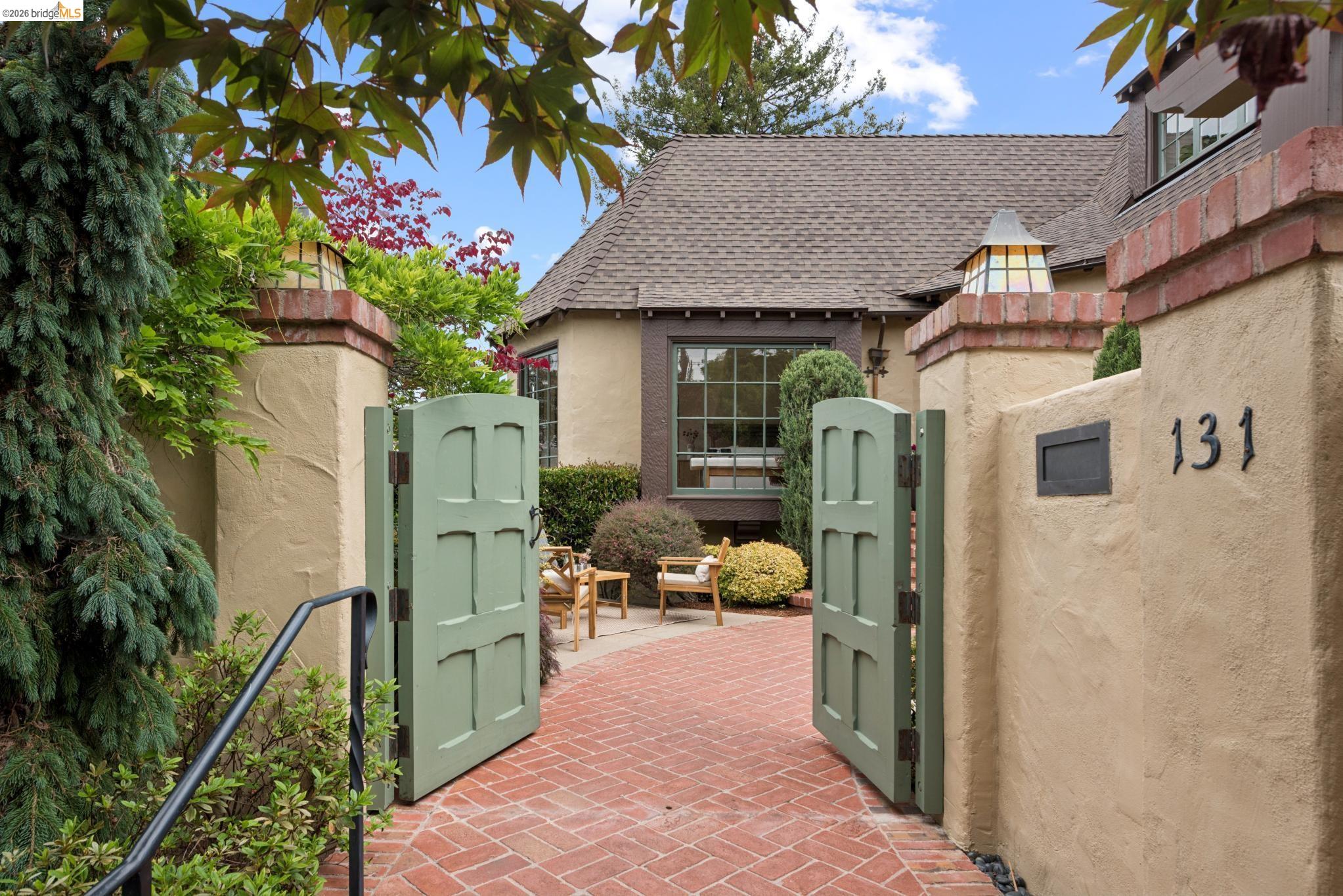 Detail Gallery Image 4 of 77 For 131 Montrose Rd, Berkeley,  CA 94707 - 4 Beds | 2 Baths