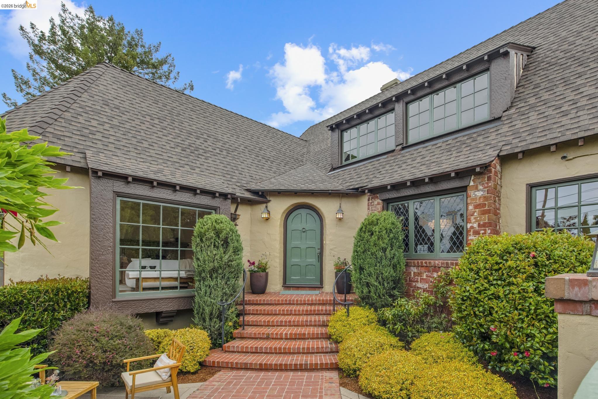 Detail Gallery Image 5 of 77 For 131 Montrose Rd, Berkeley,  CA 94707 - 4 Beds | 2 Baths