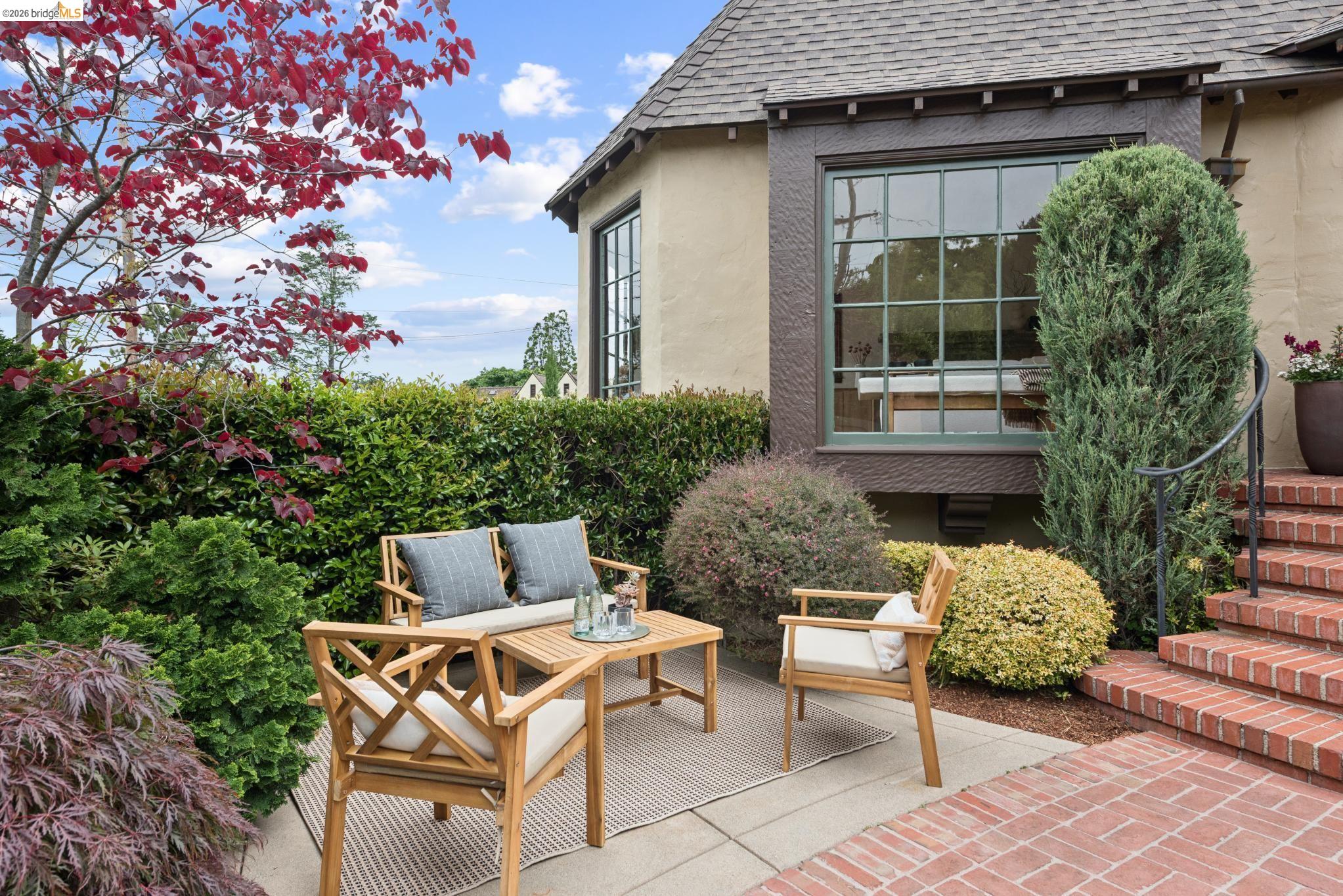 Detail Gallery Image 6 of 77 For 131 Montrose Rd, Berkeley,  CA 94707 - 4 Beds | 2 Baths