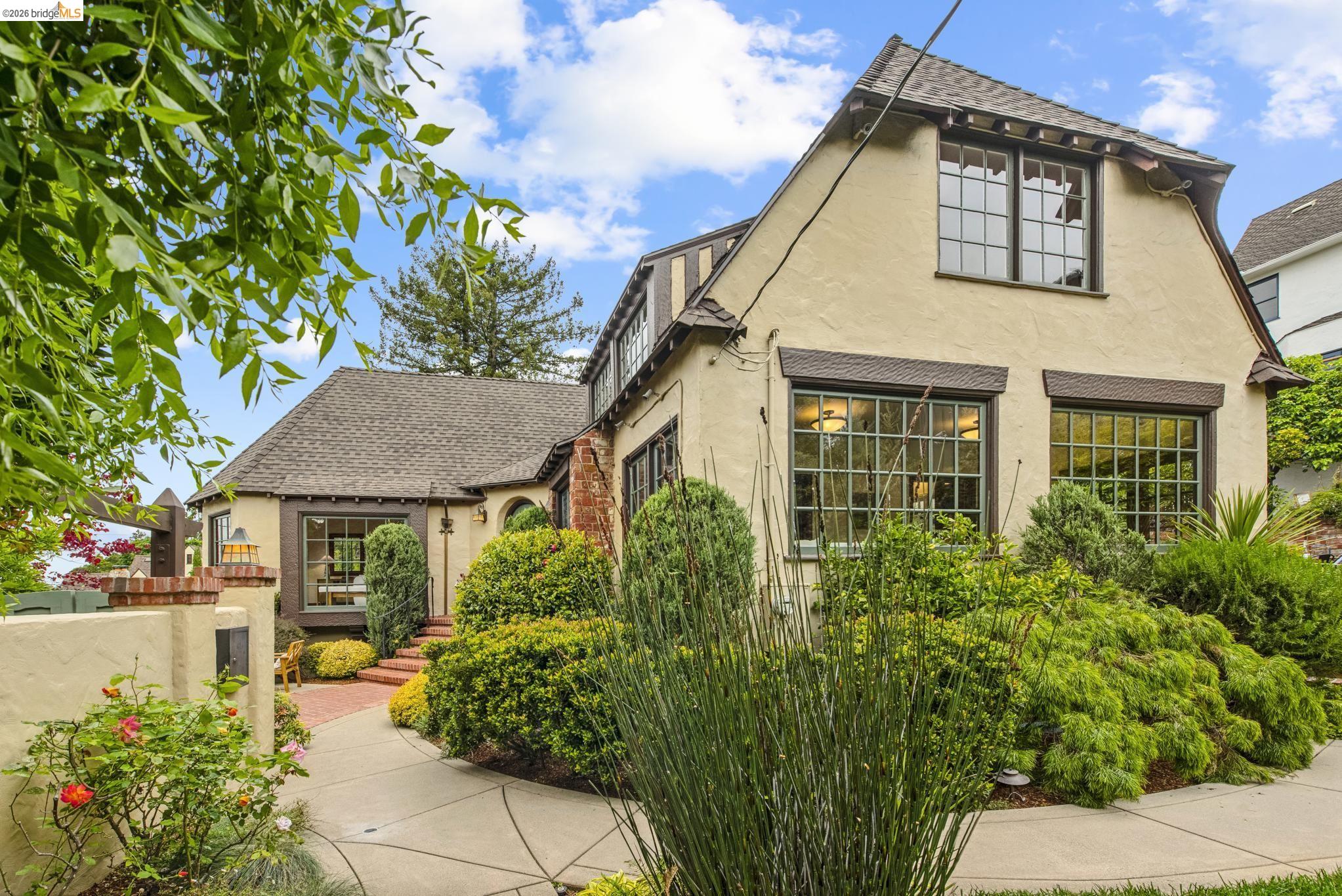 Detail Gallery Image 7 of 77 For 131 Montrose Rd, Berkeley,  CA 94707 - 4 Beds | 2 Baths