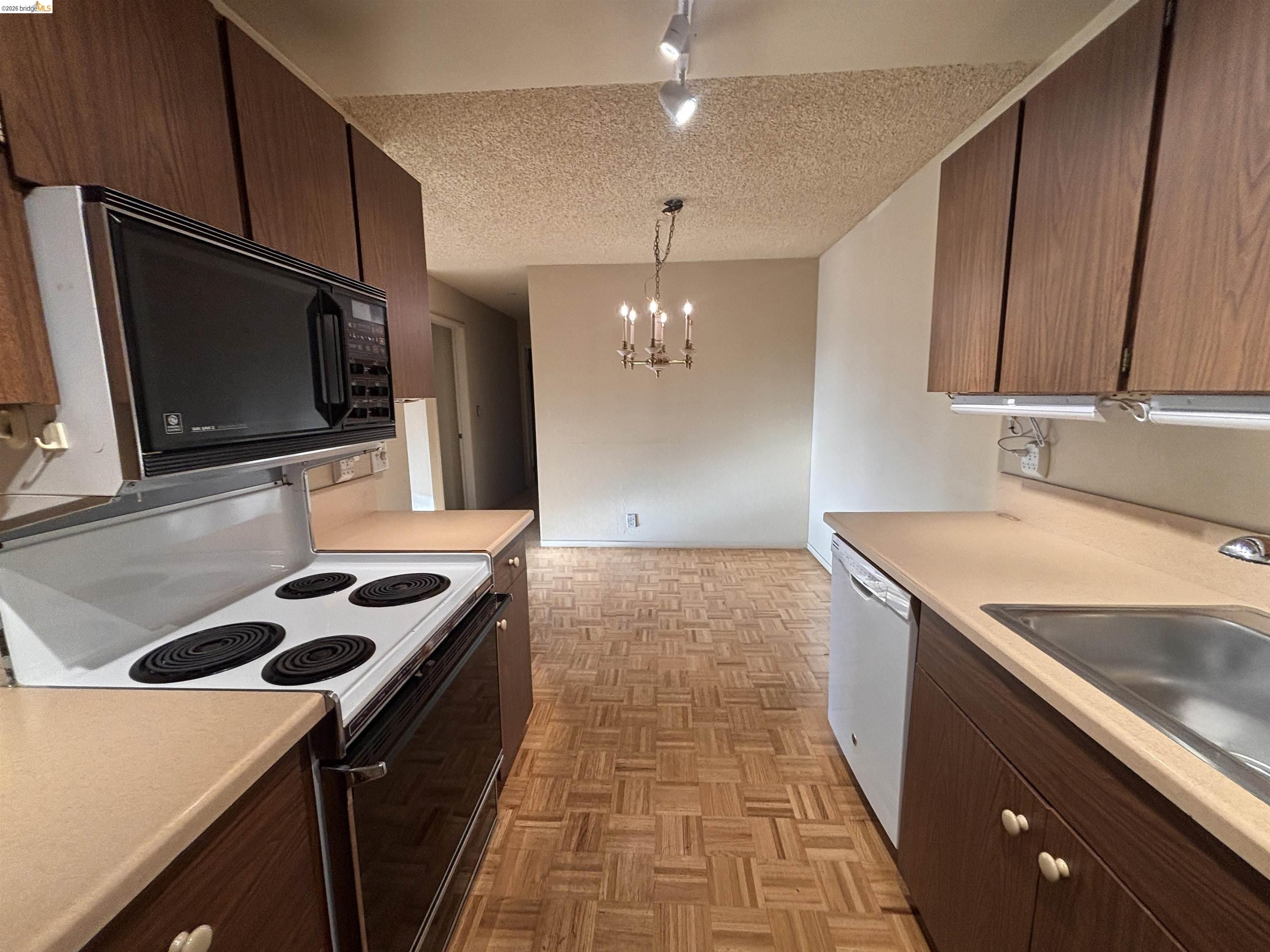 Photo #5: 41132492 Listing: Photo #5