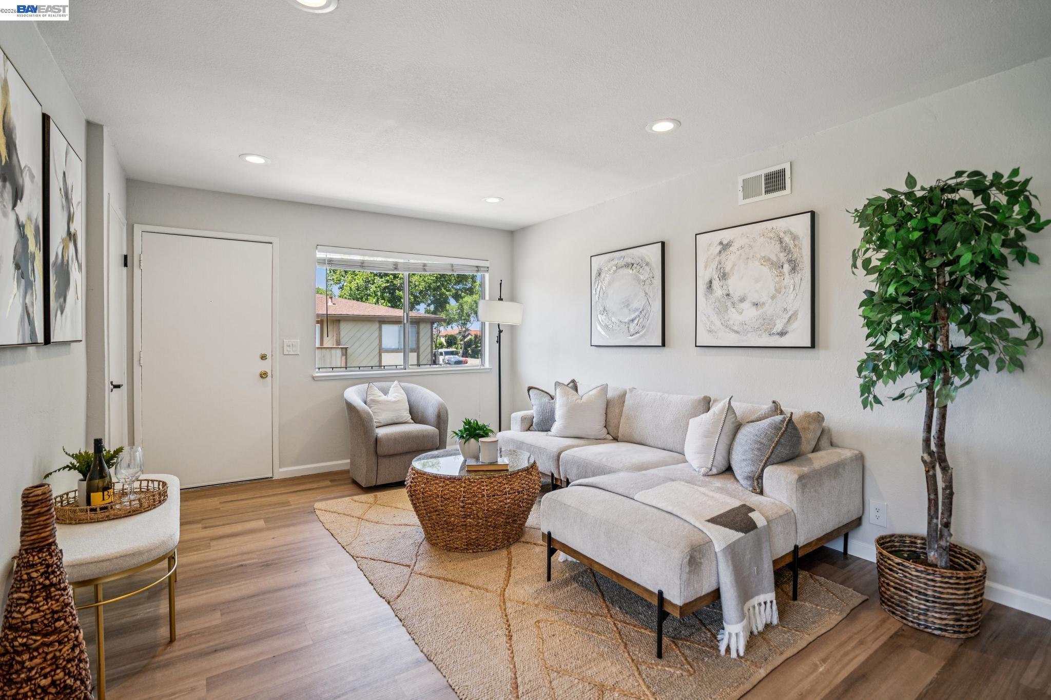 Photo #2: 41133294 Listing: Photo #2