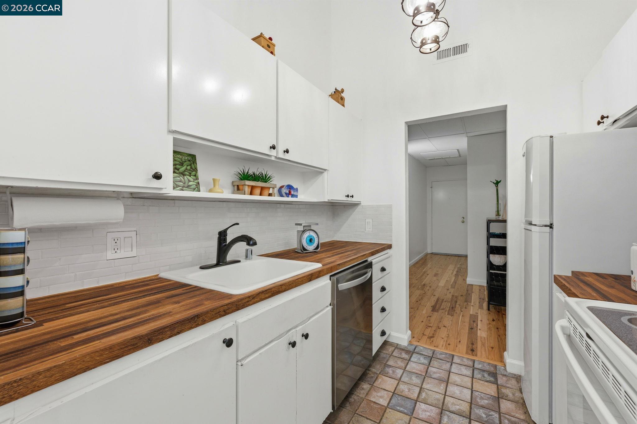 Photo #4: 41133542 Listing: Photo #4