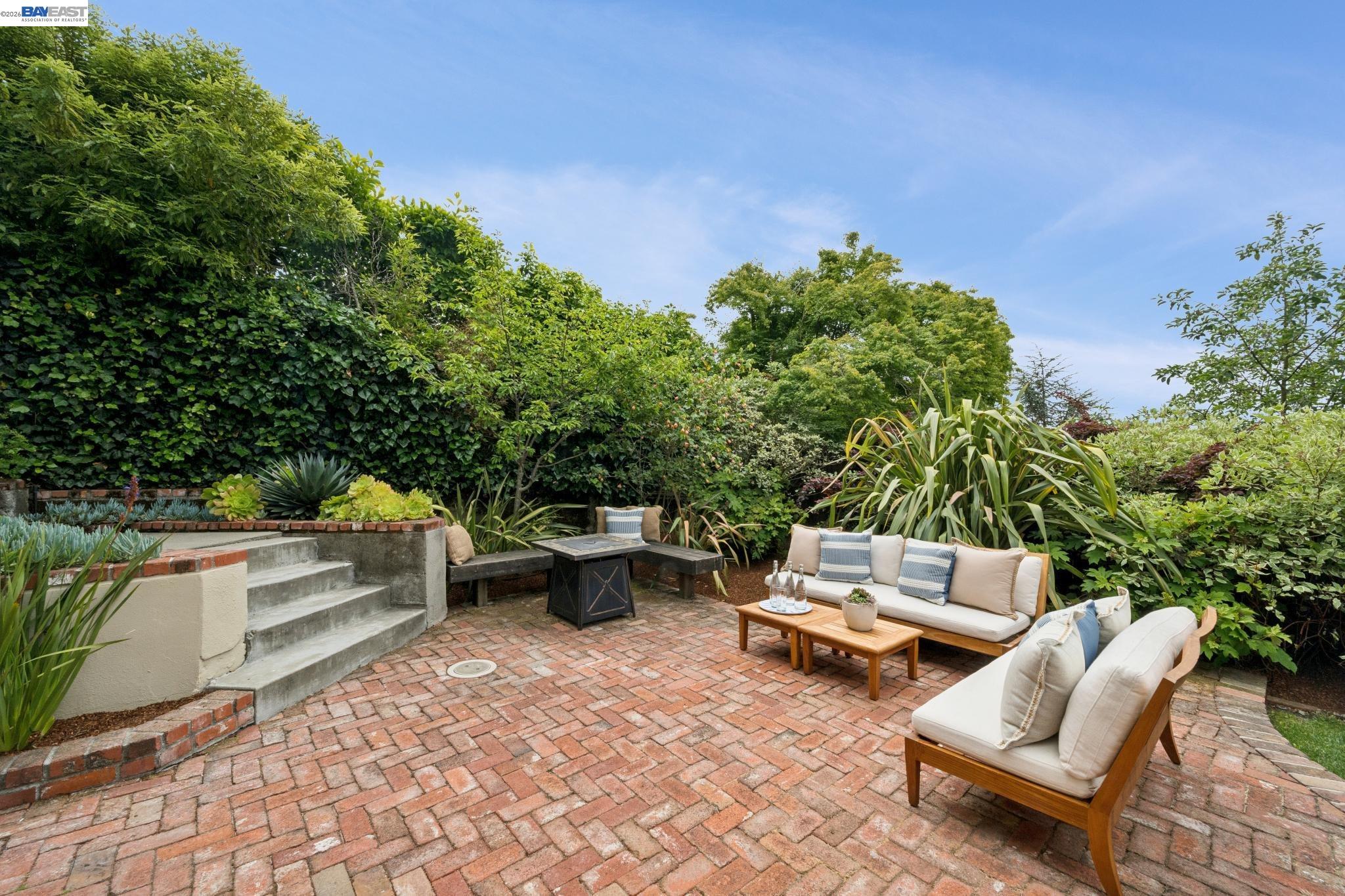 6968 THORNHILL DRIVE, Oakland, CA, 94611