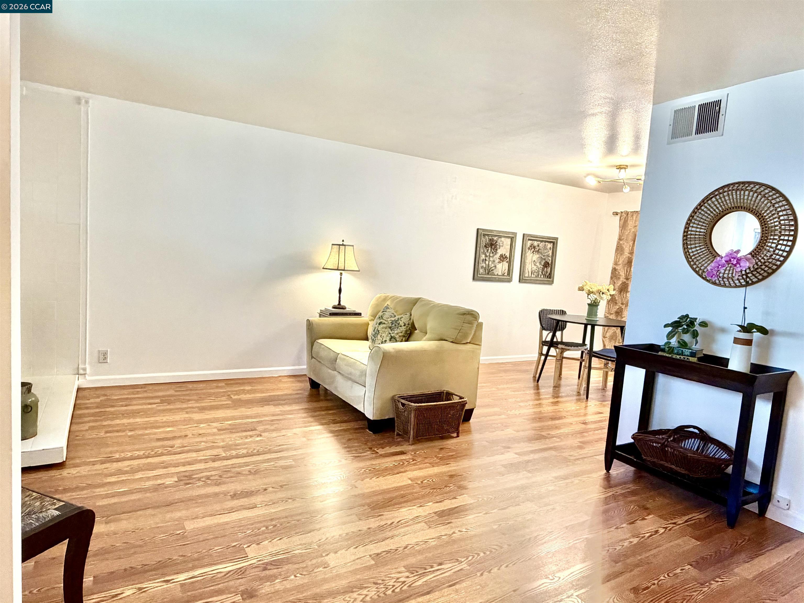 Photo #3: 41134272 Listing: Photo #3