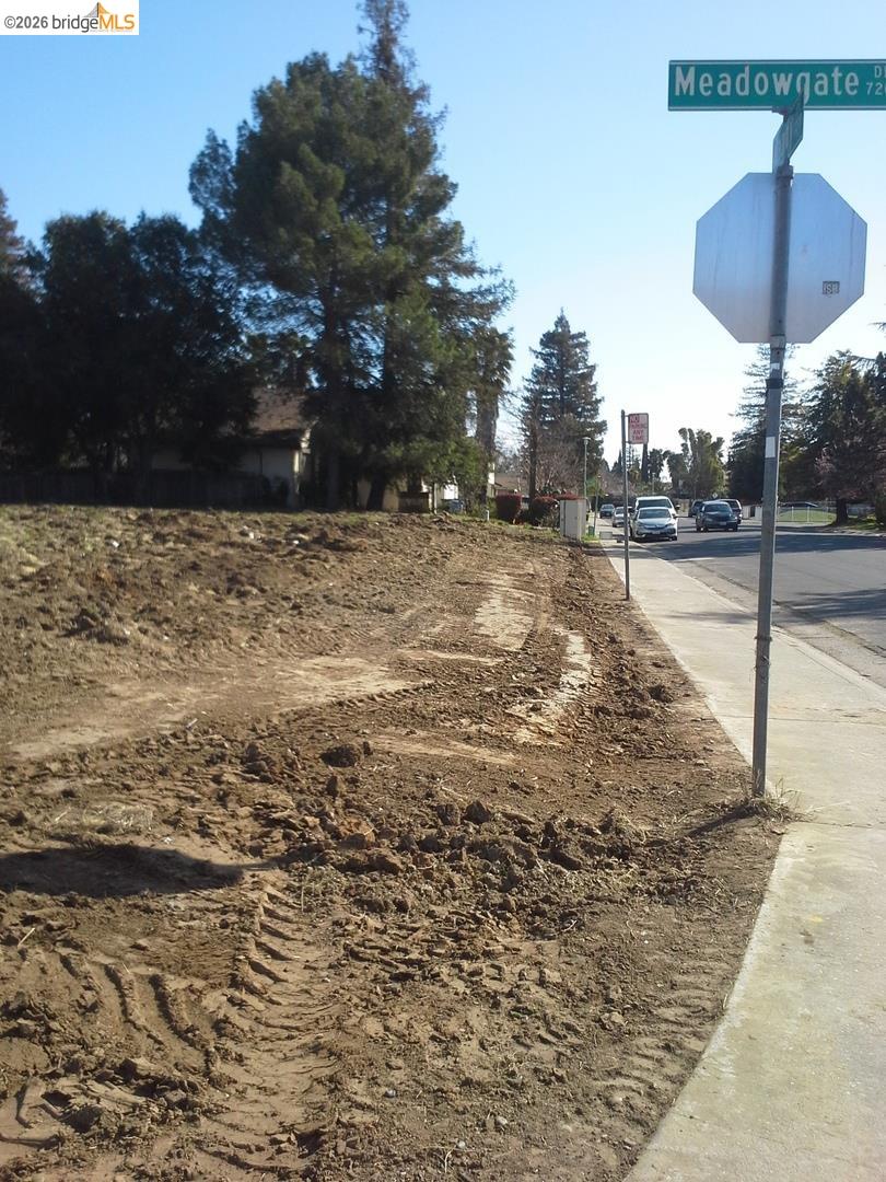 7200 Meadowgate DR, Sacramento CA 95823 — photo 2