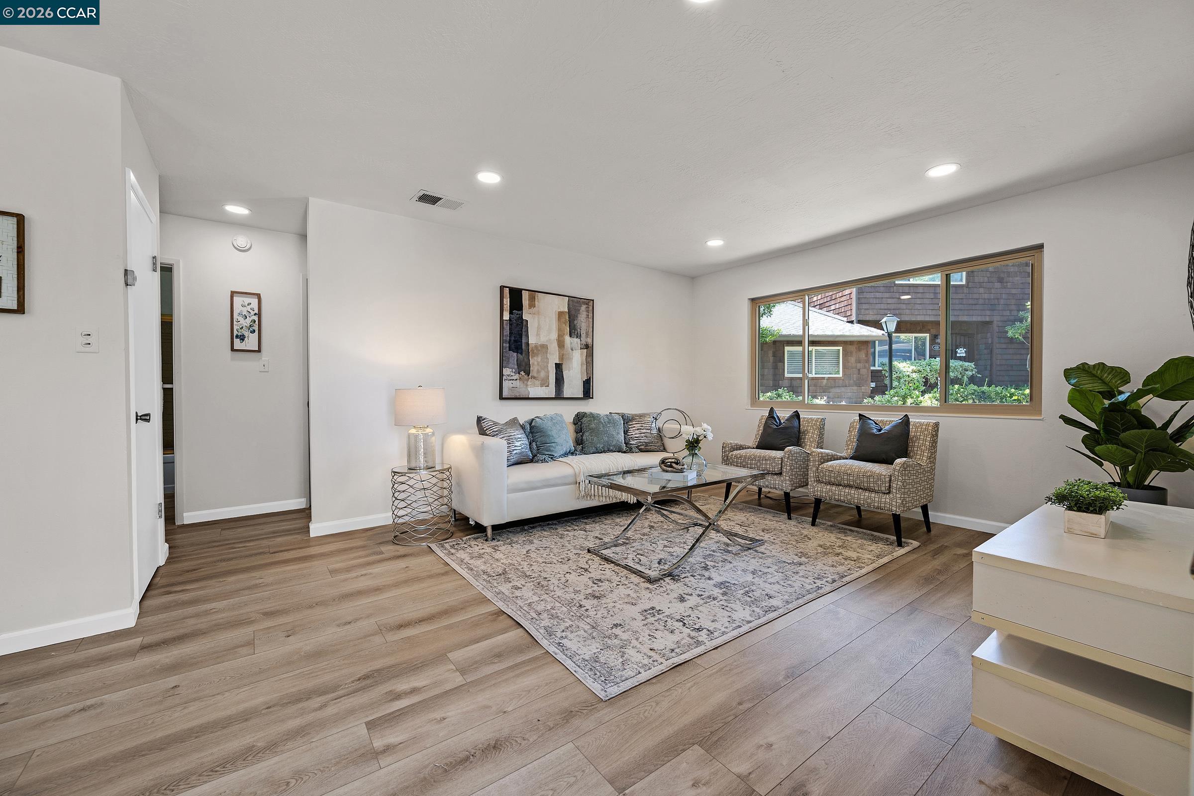 Photo #2: 41134426 Listing: Photo #2