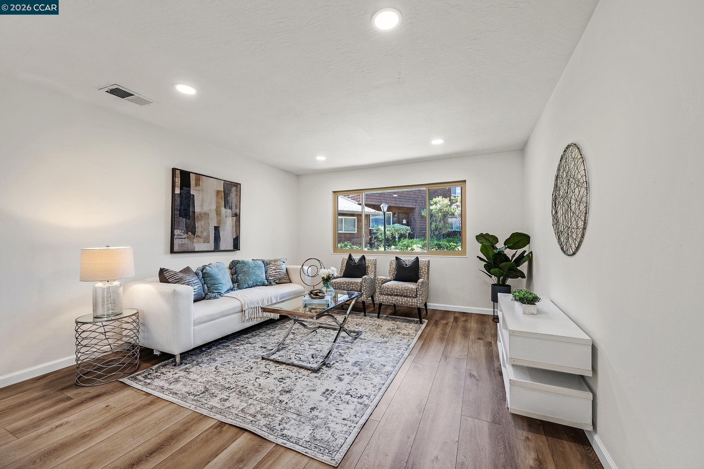 Photo #3: 41134426 Listing: Photo #3