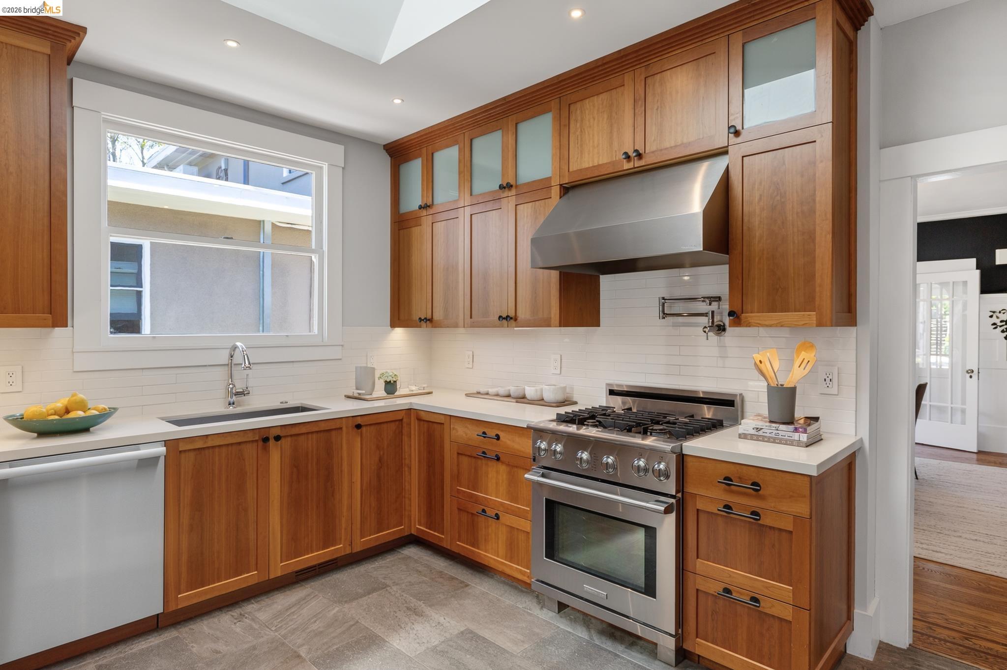 5501 THOMAS AVE, OAKLAND, CA 94618  Photo 19