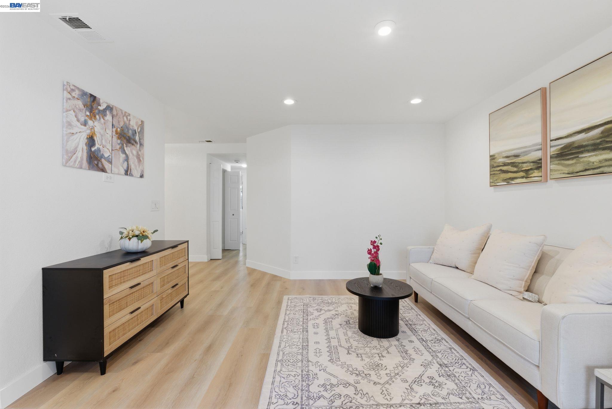 Photo #4: 41135307 Listing: Photo #4