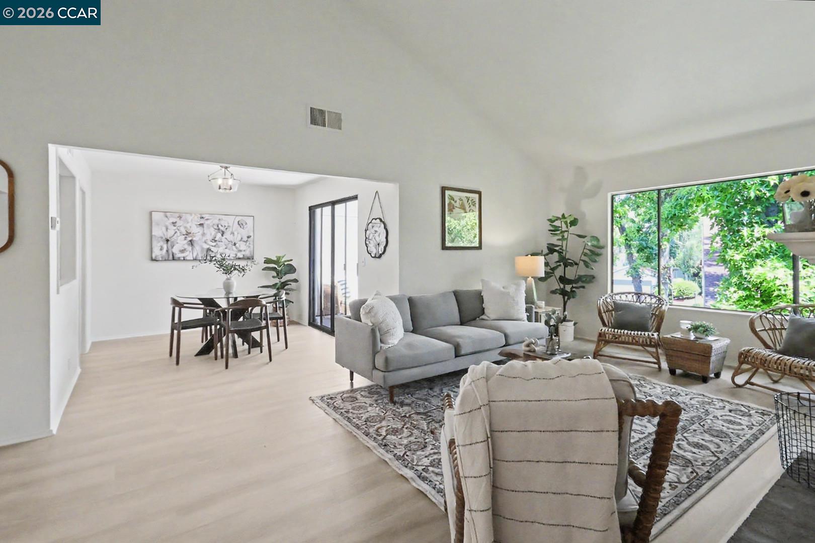 Photo #3: 41135652 Listing: Photo #3