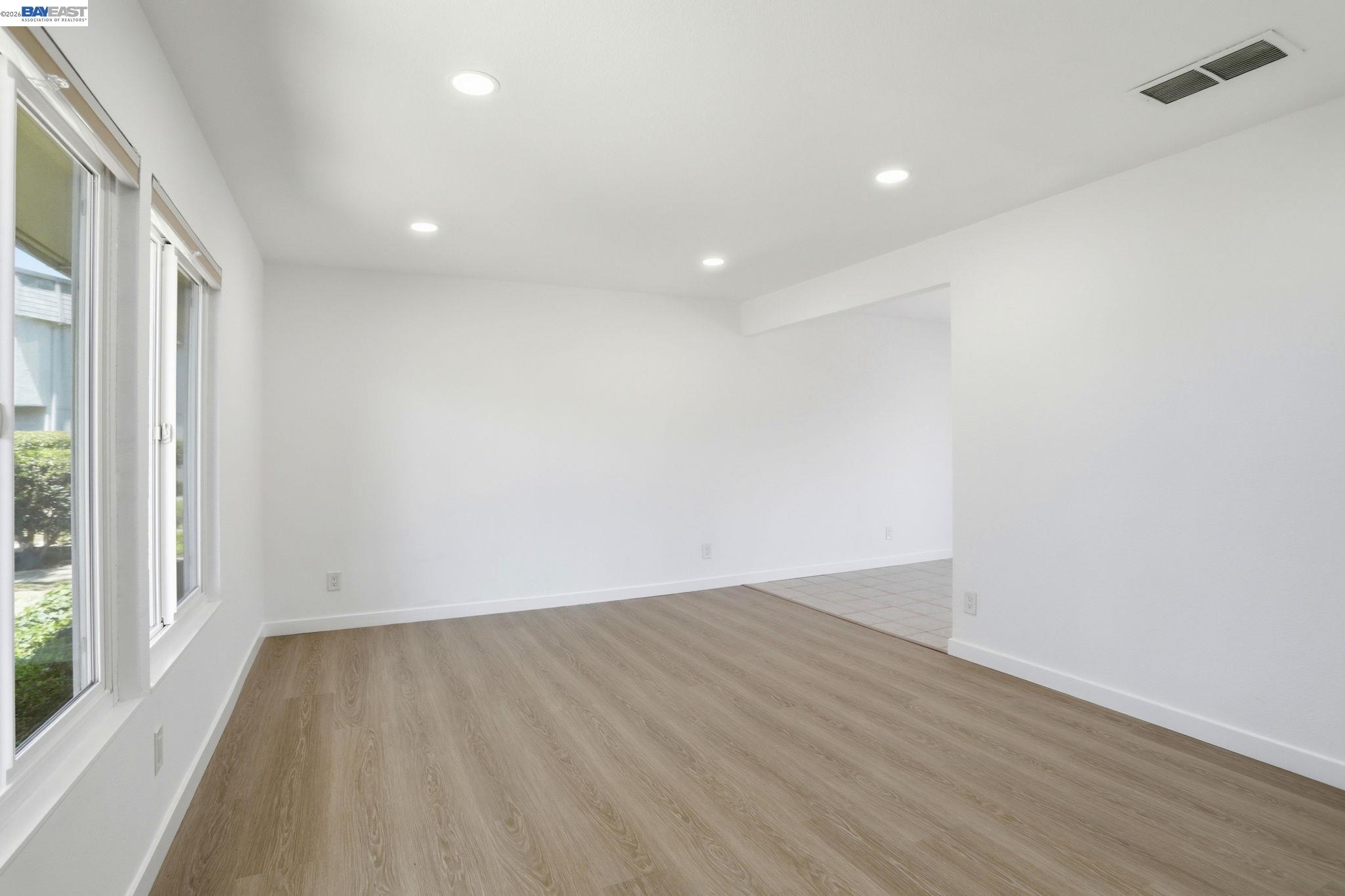 Photo #3: 41135686 Listing: Photo #3