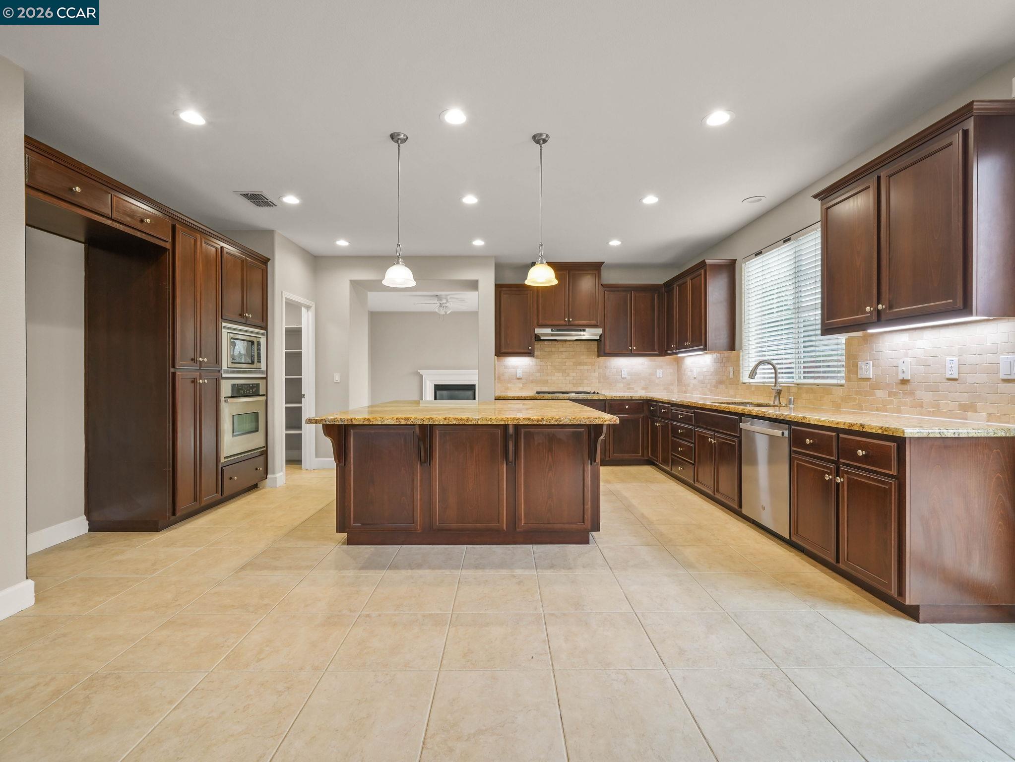 Front Image Thumbnail for CC41136106