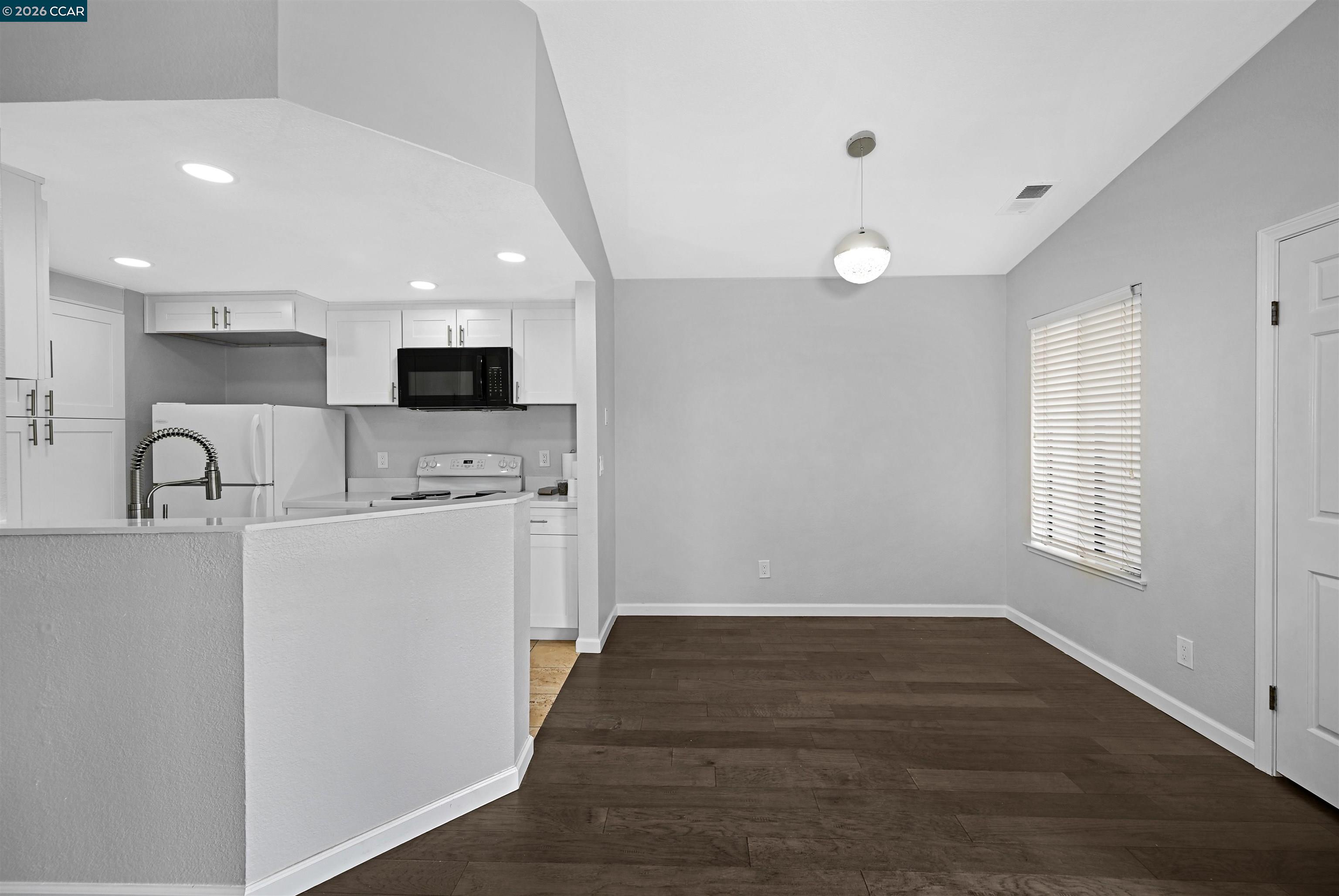 Photo #10: 41136199 Listing: Photo #10