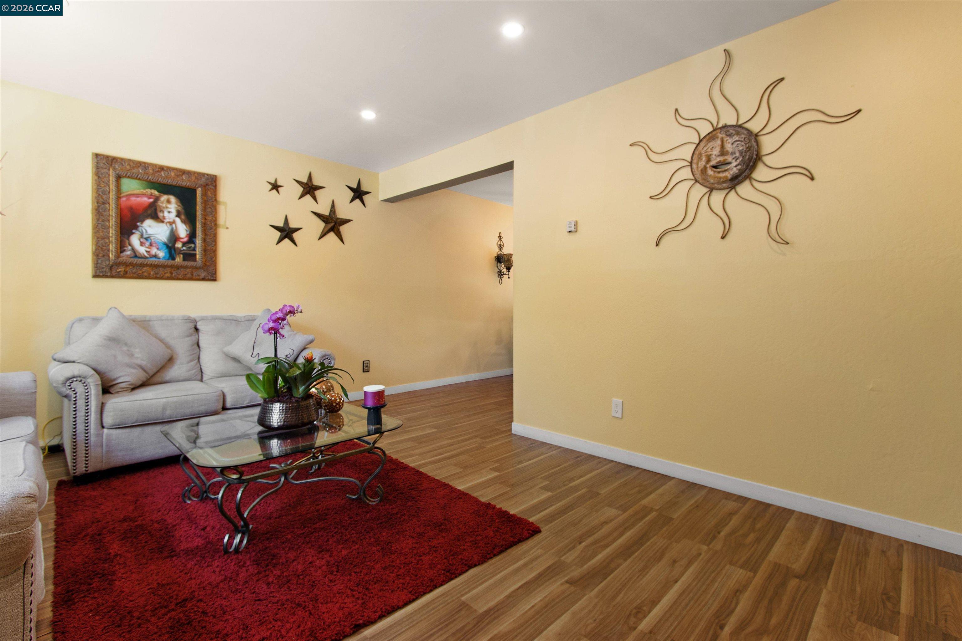 Photo #2: 41136367 Listing: Photo #2