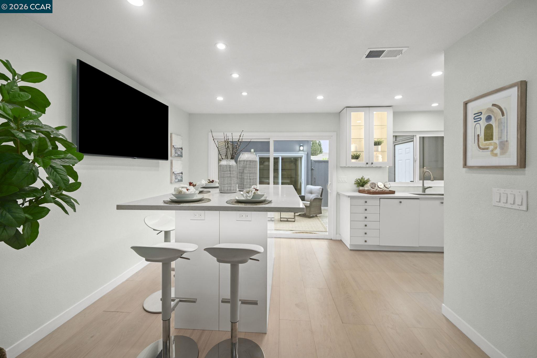 Photo #2: 41136654 Listing: Photo #2