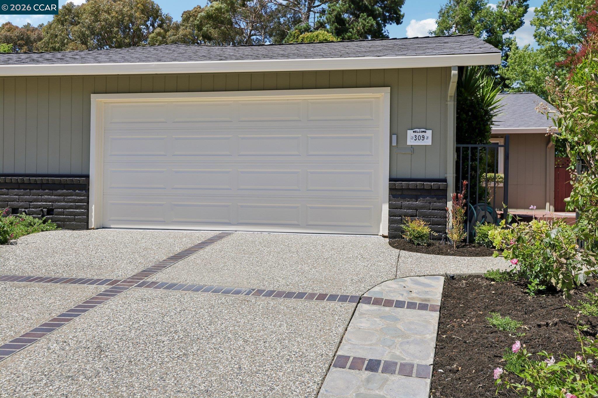 Photo #3: 41137077 Listing: Photo #3
