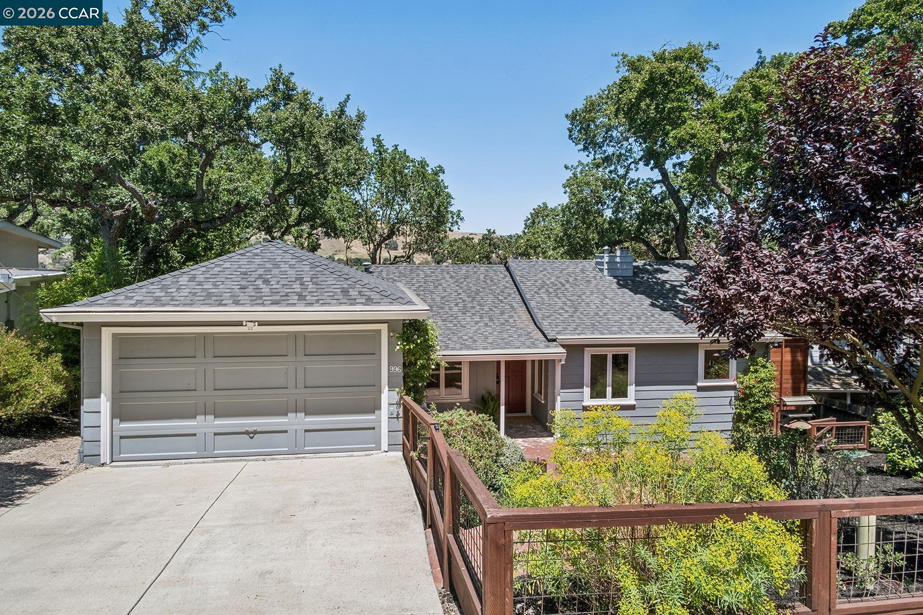 996 Hawthorne Dr