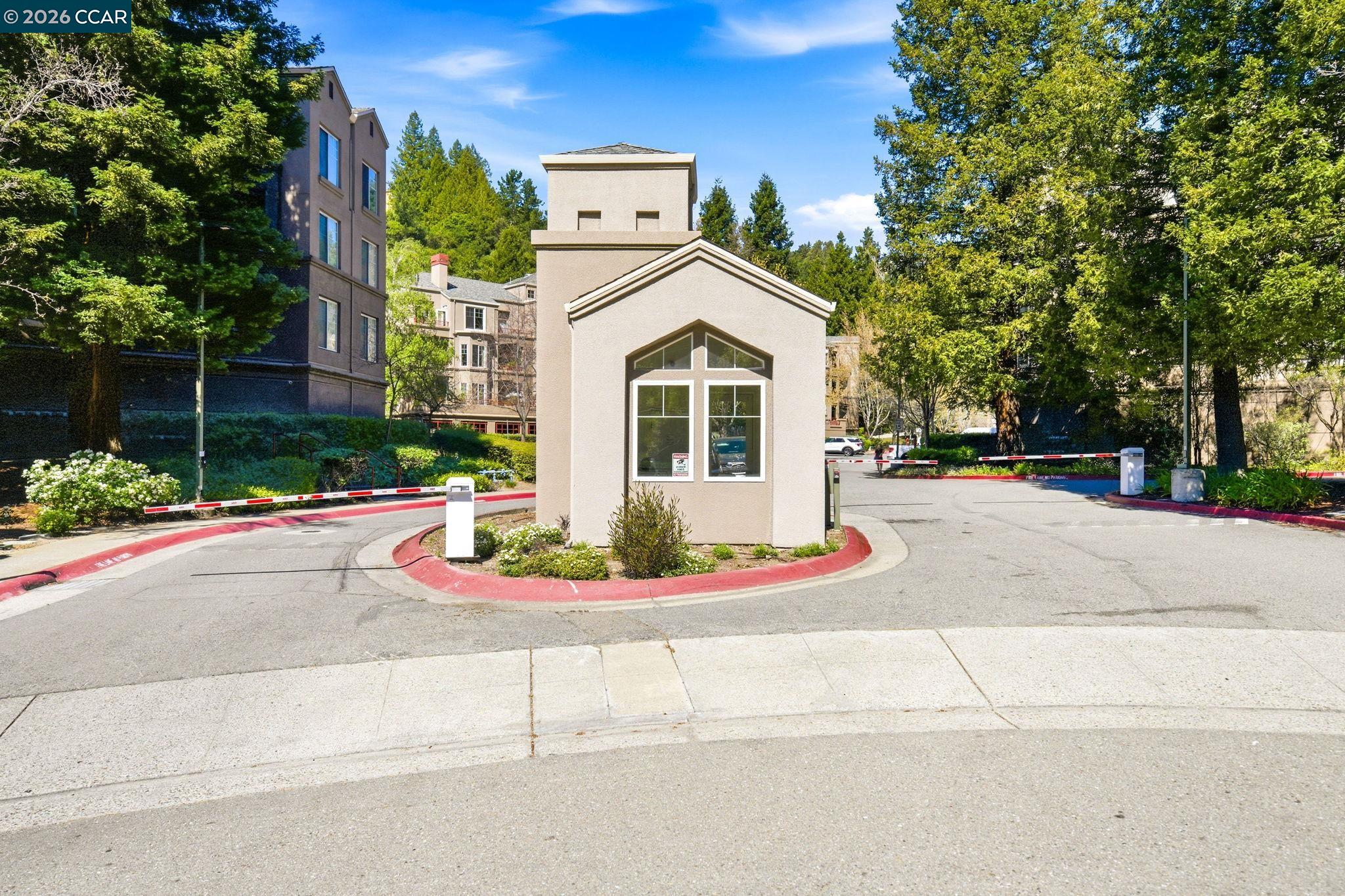 260 Caldecott Ln 307, Oakland