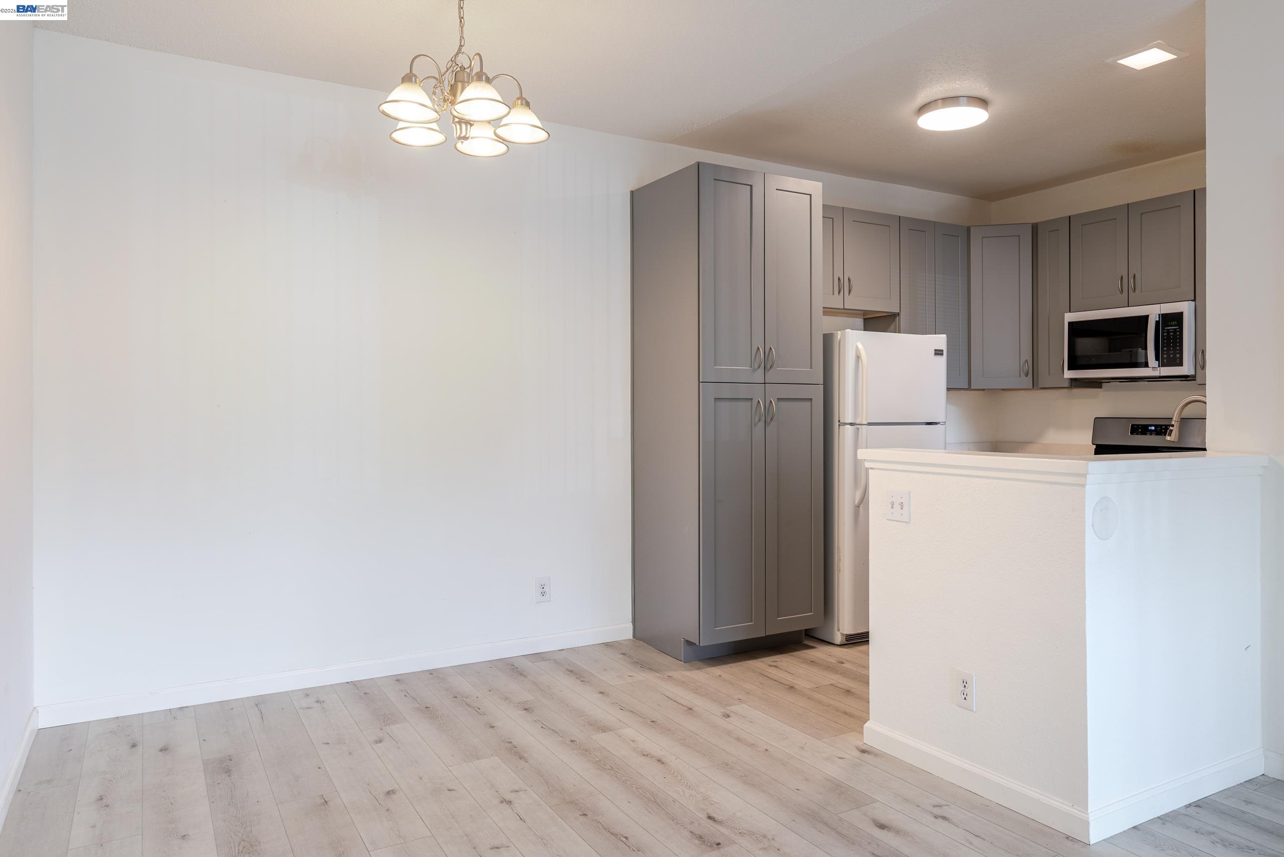Photo #2: 41137698 Listing: Photo #2