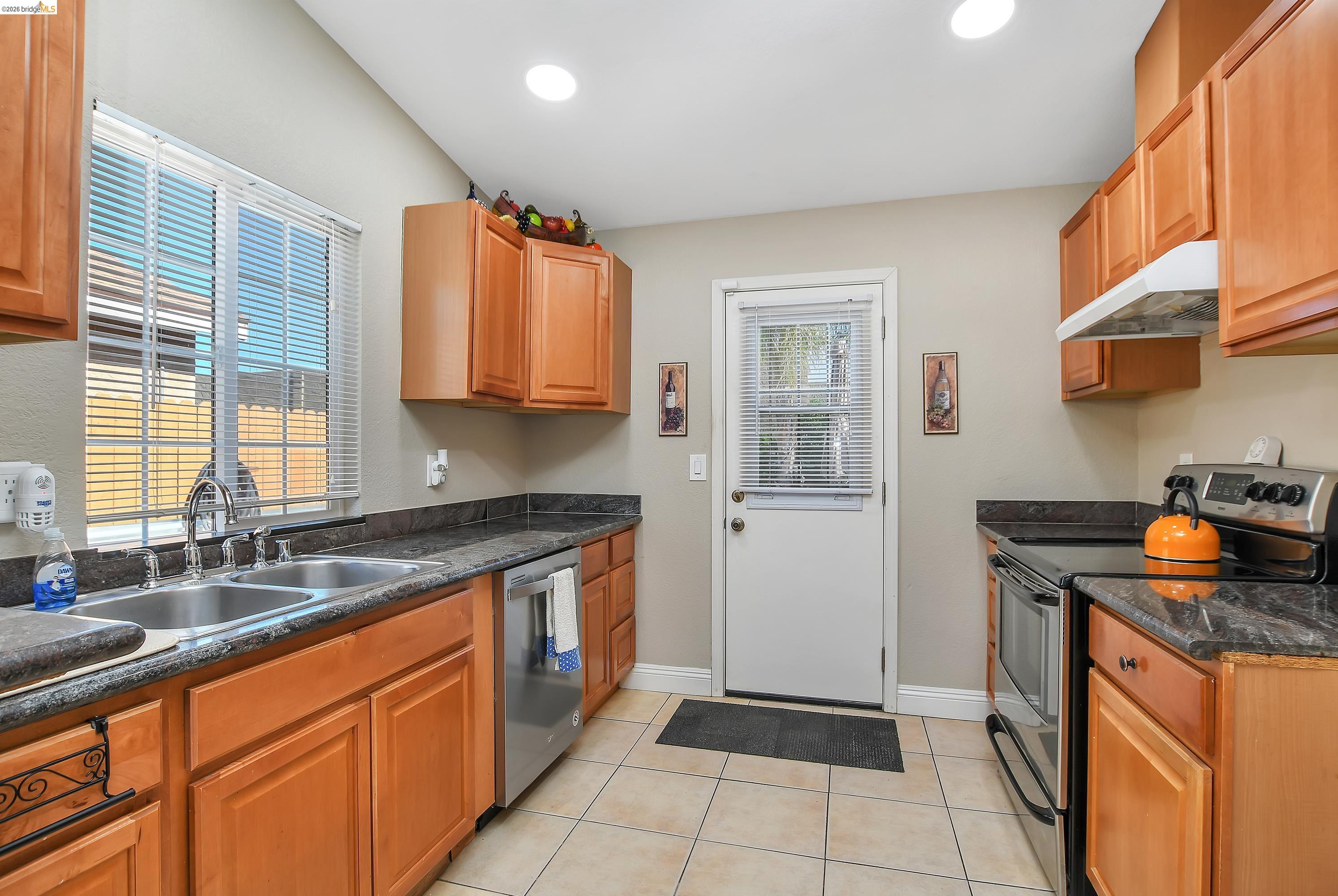355 Hawthorne Dr, Tracy CA 95376 — photo 12