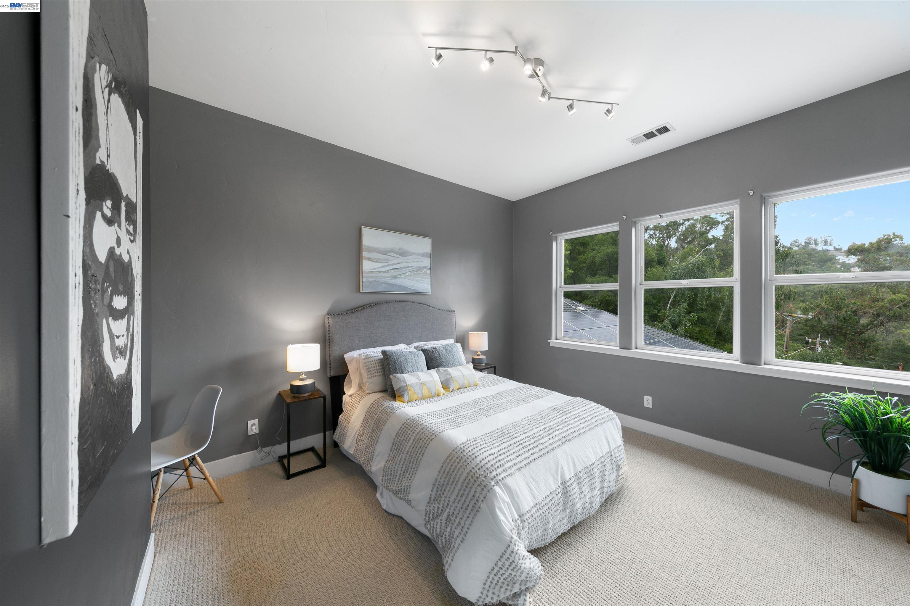 7010 Pinehaven Rd, Oakland CA 94611 — photo 18