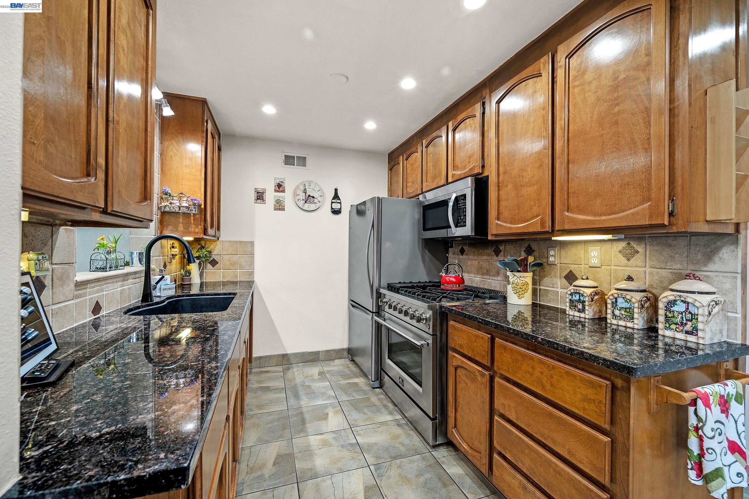 25483 Lindenwood Way, Hayward CA 94545 — photo 9