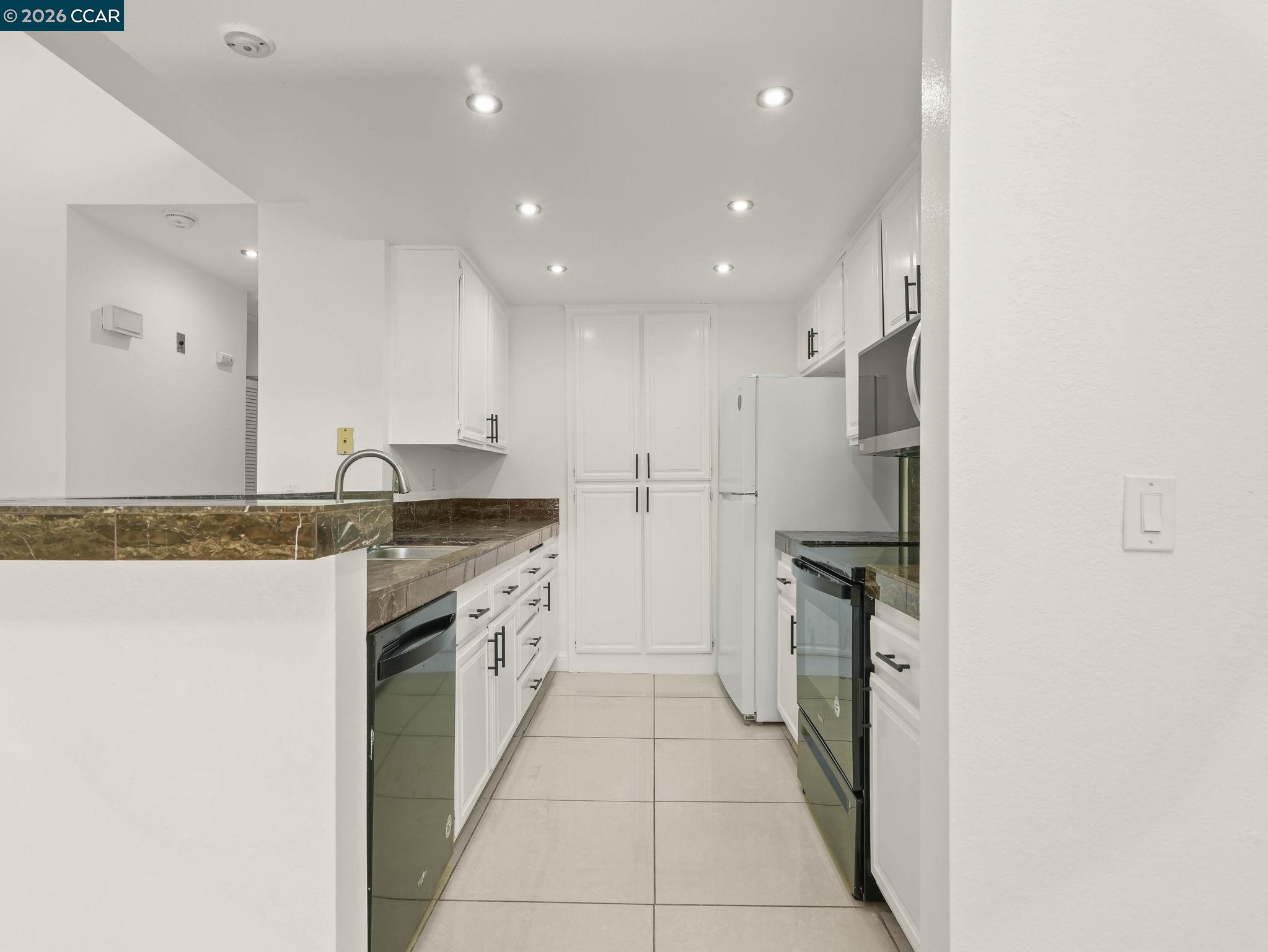 Photo #3: 41138997 Listing: Photo #3