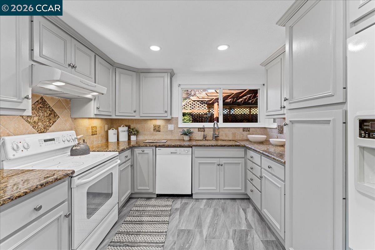 106 Oakmeade Ct, Vacaville CA 95687 — photo 12