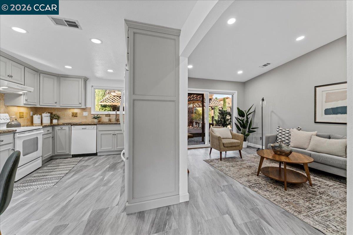 106 Oakmeade Ct, Vacaville CA 95687 — photo 8