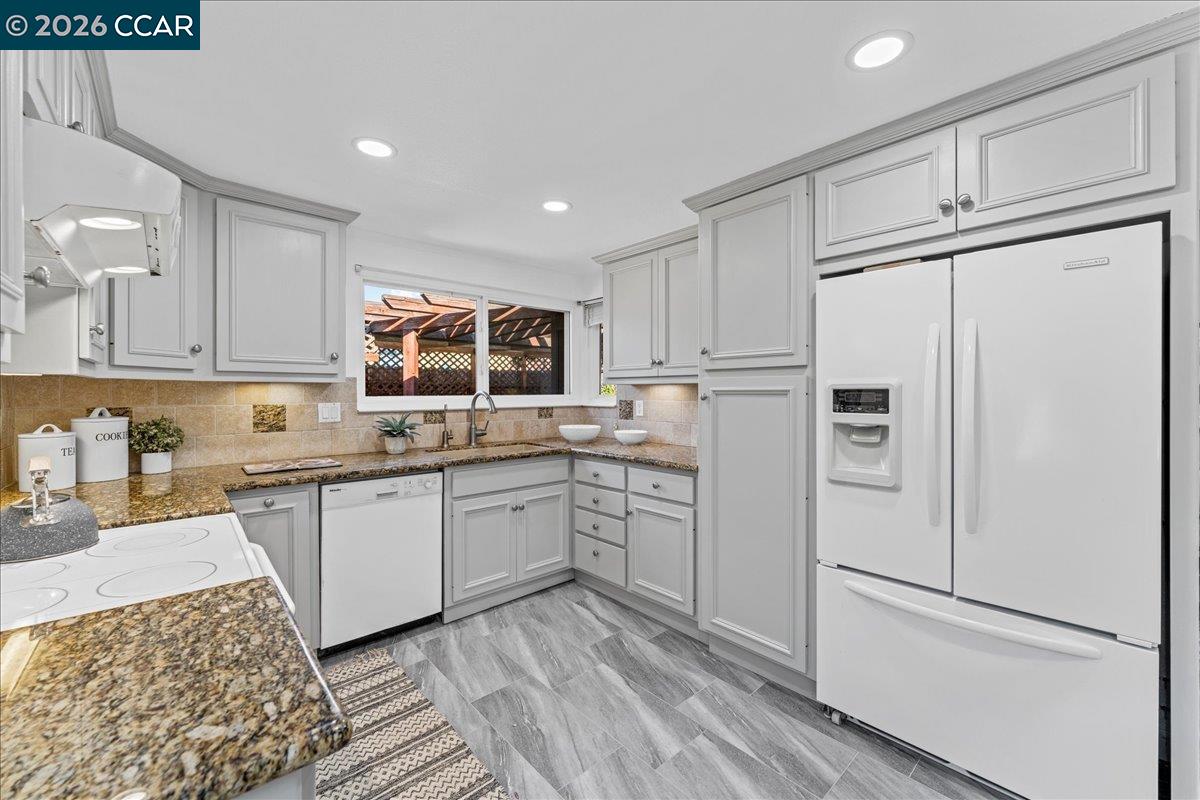 106 Oakmeade Ct, Vacaville CA 95687 — photo 9