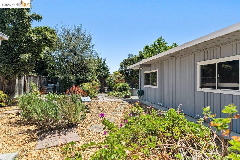 365 Redbud Ln, Hayward CA 94541 — photo 29