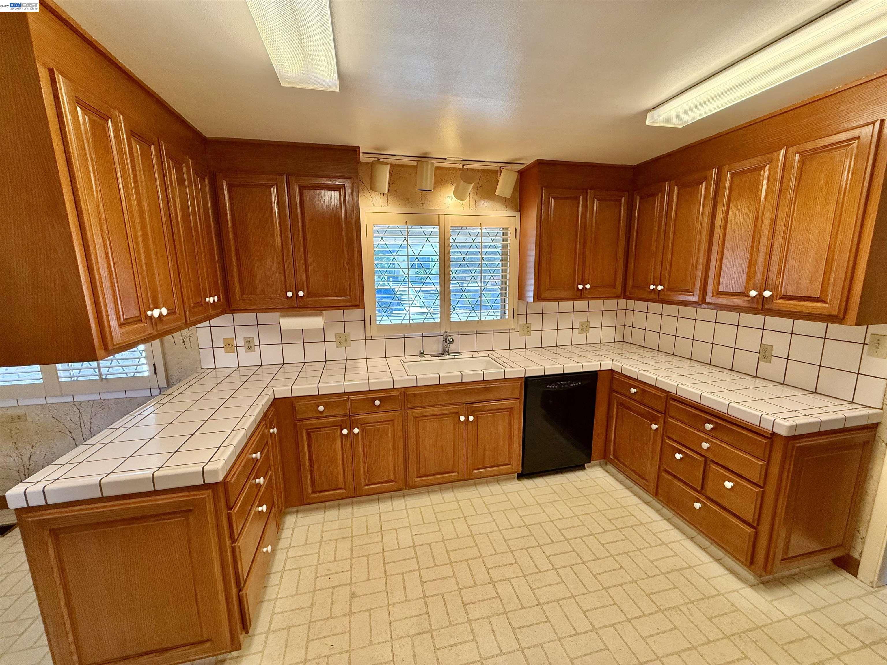 2164 Lakeview Dr, San Leandro CA 94577 — photo 9