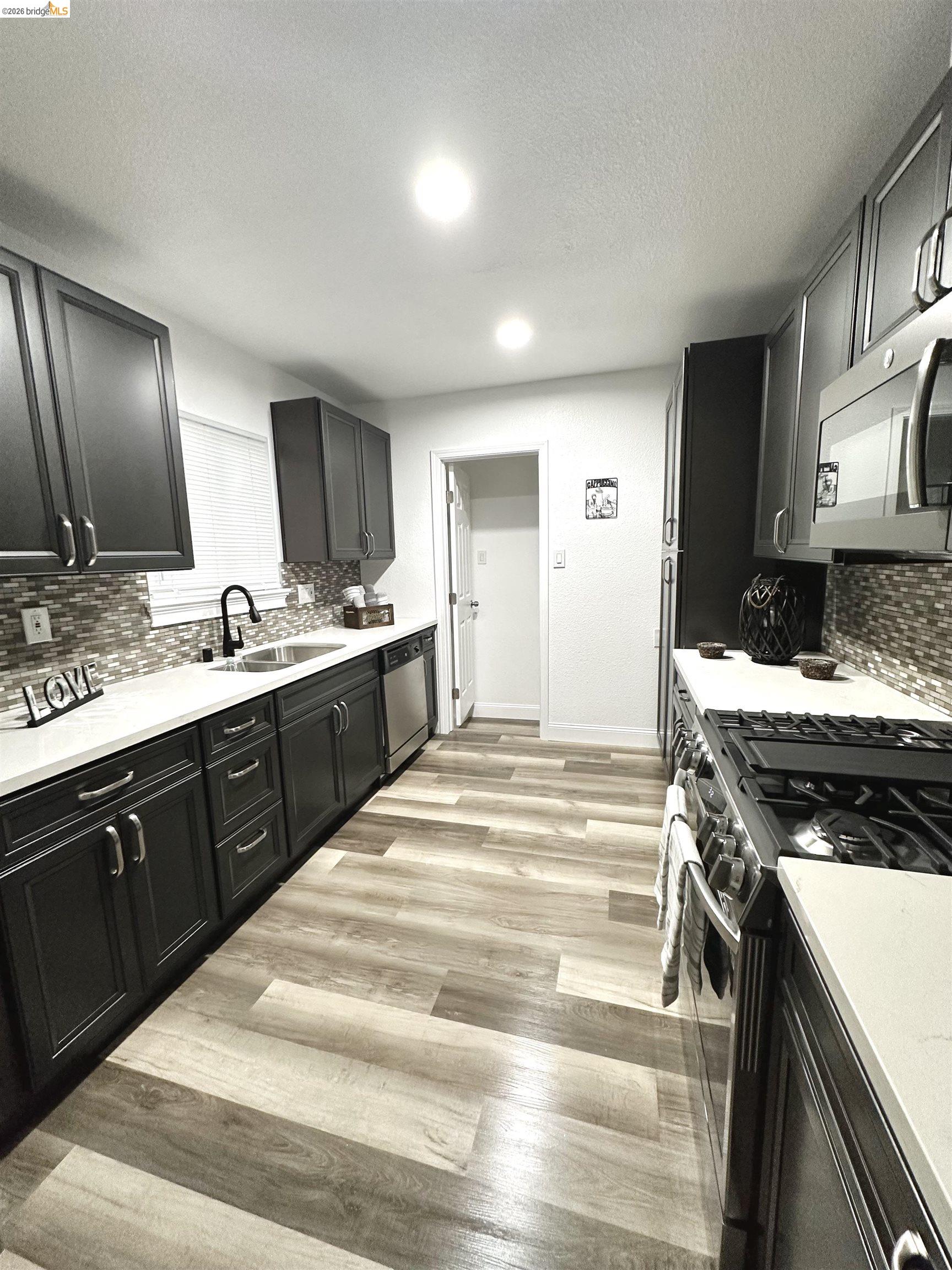 Front Image Thumbnail for EB41140918