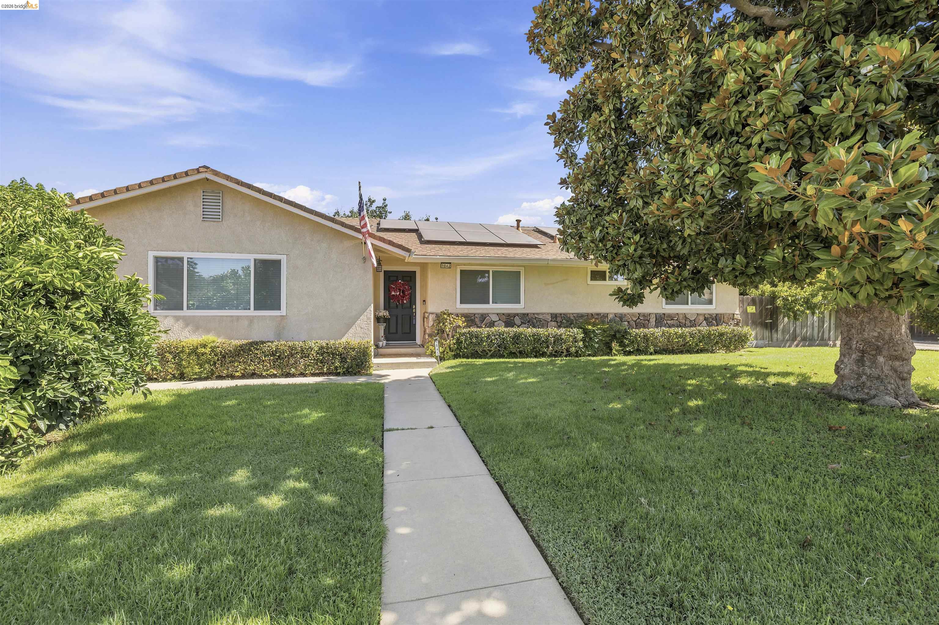 1042 Walnut St, Oakdale, CA 95361 photo 2