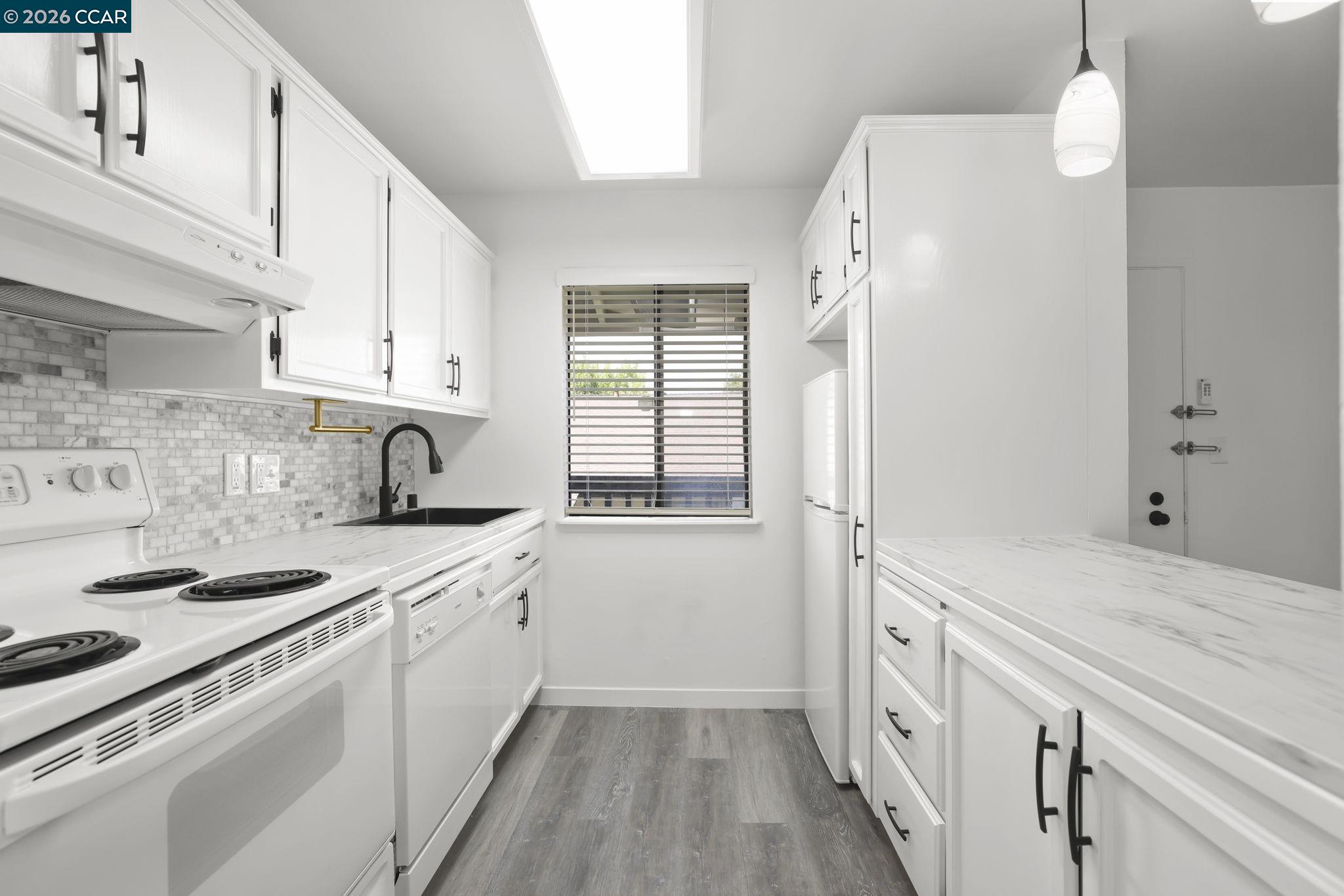 Front Image Thumbnail for CC41141369
