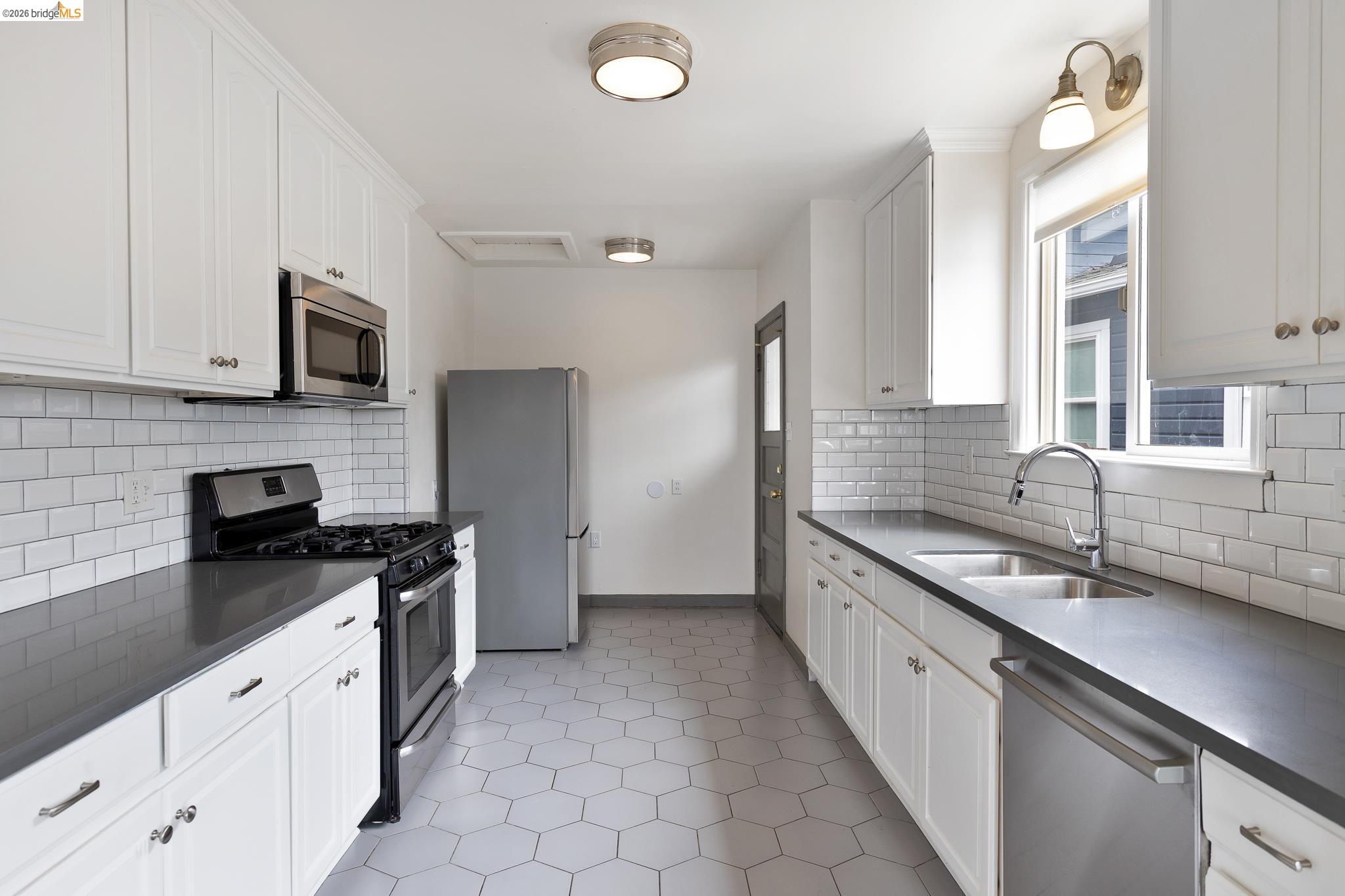 8342 Ney Avenue, Oakland CA 94605 — photo 15