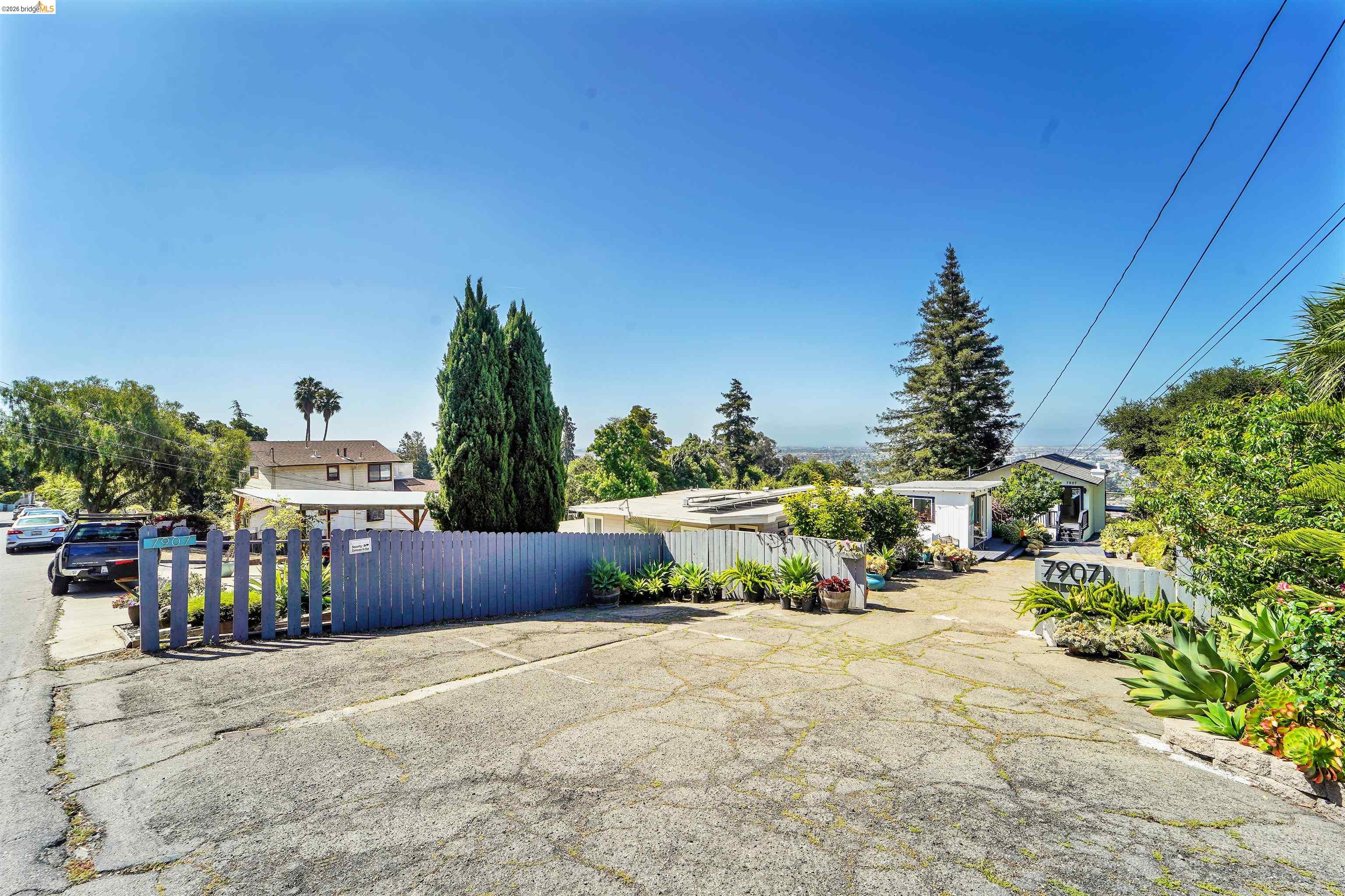 7907 Michigan Ave, Oakland CA 94605 — photo 2