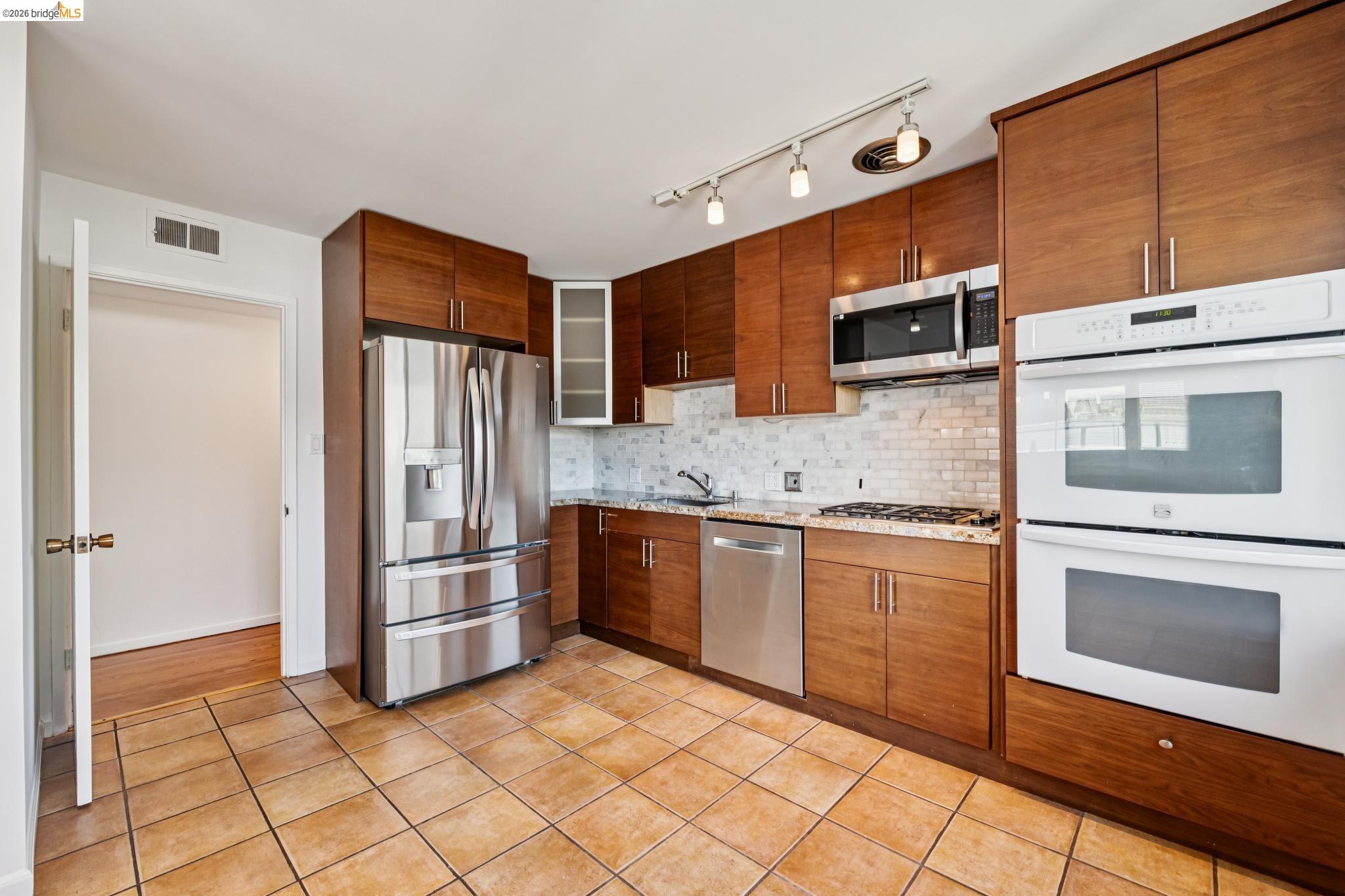 1410 Lakeshore Ave # 6, Oakland CA 94606 — photo 19