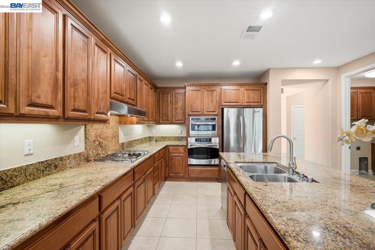 2560 Calabria Ct, Dublin CA 94568 — photo 13