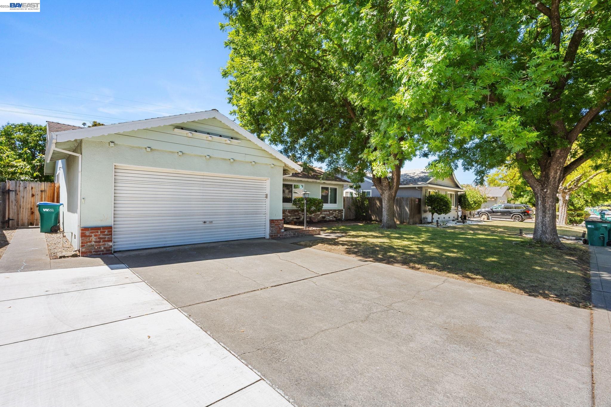 316 E CANTERBURY DR., Stockton CA 95207 — photo 3