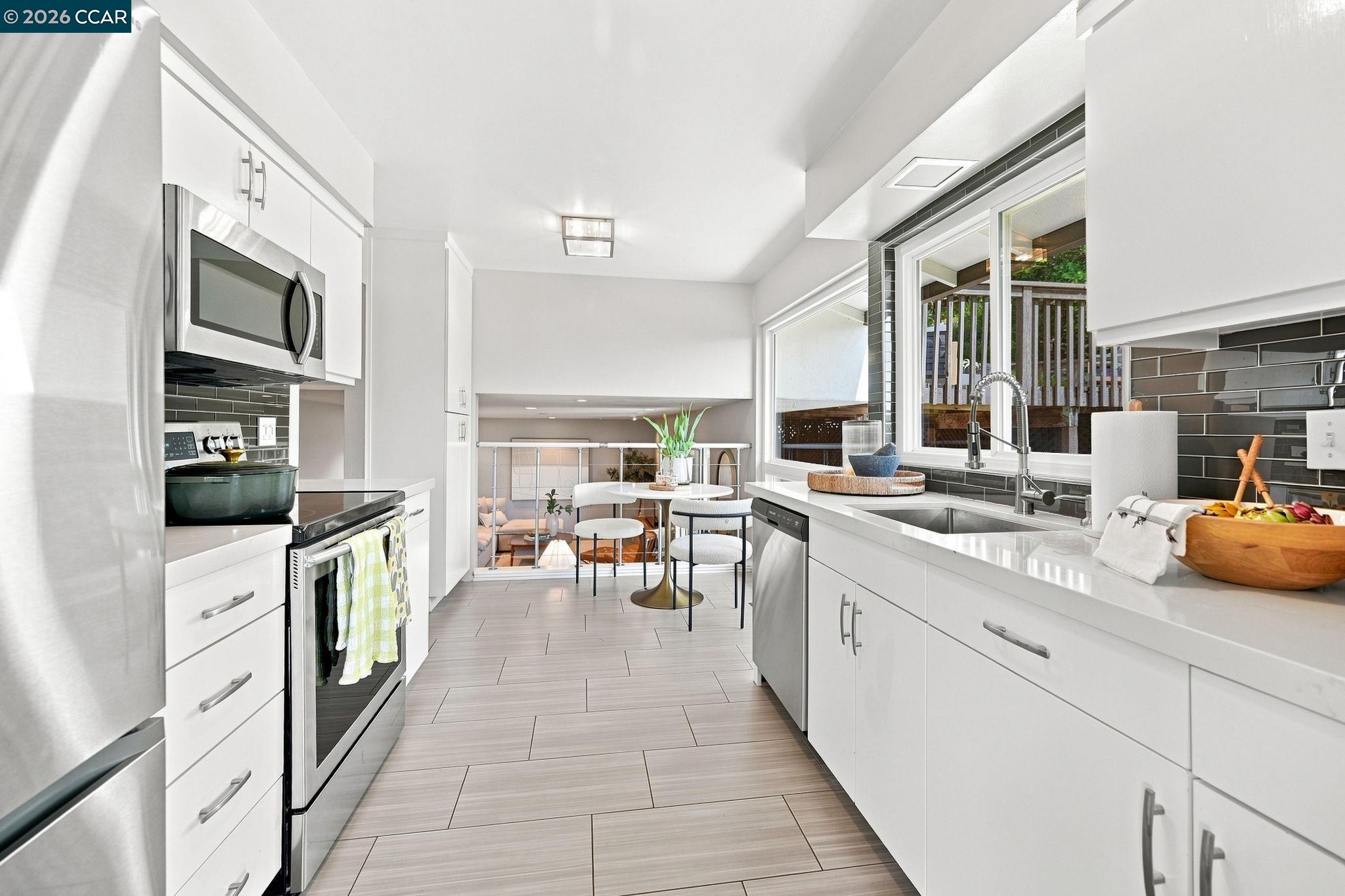 566 Webster Dr, Martinez CA 94553 — photo 14