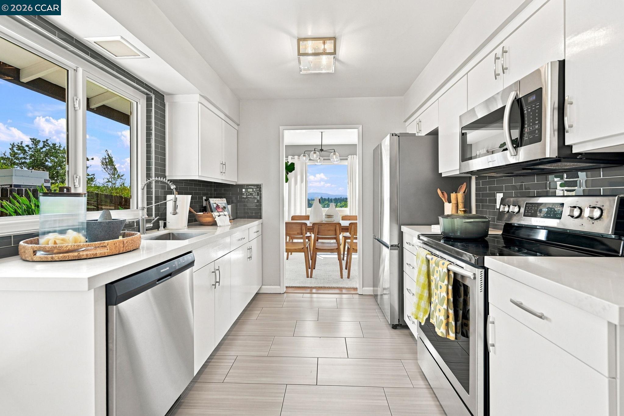 566 Webster Dr, Martinez CA 94553 — photo 15
