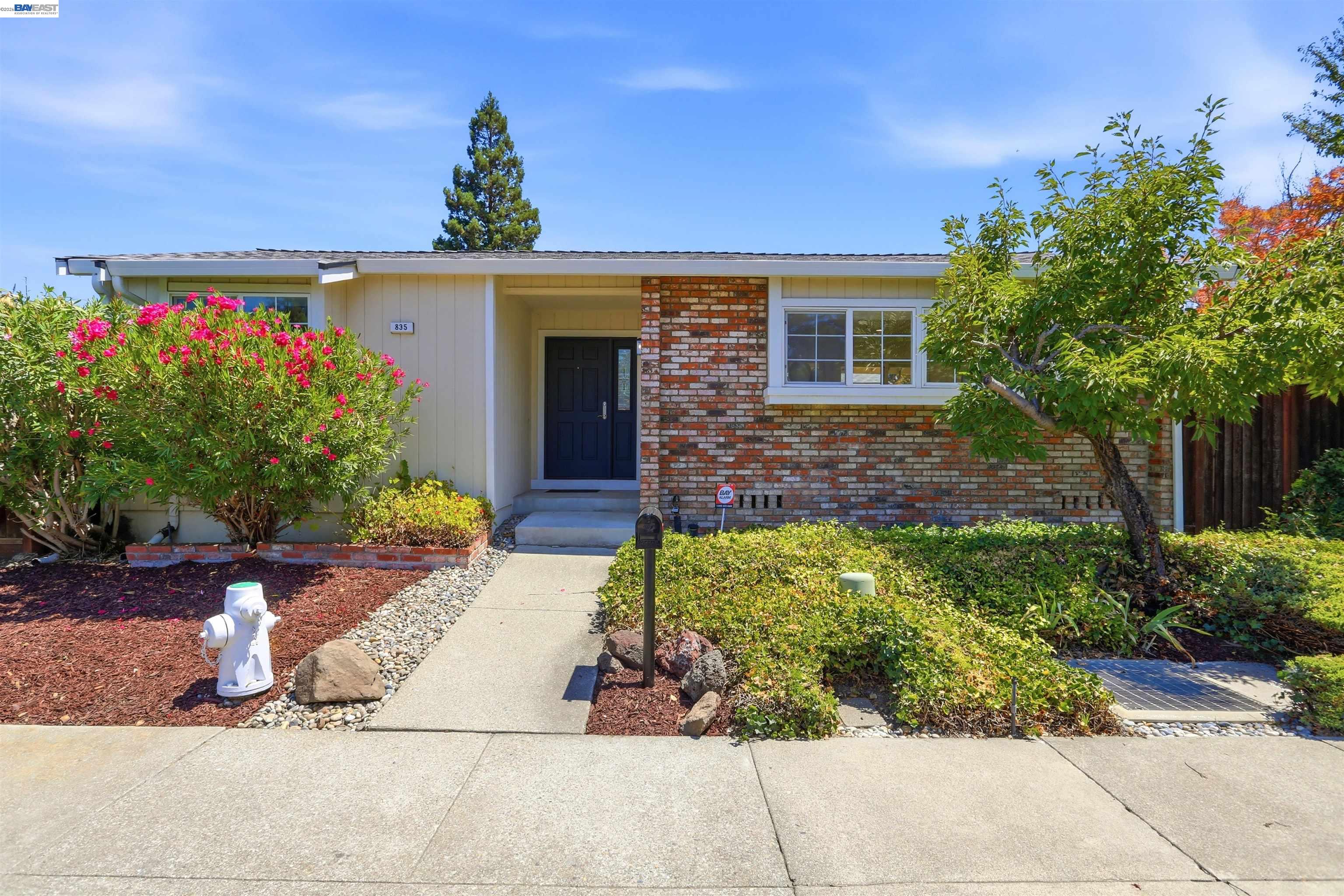 835 Luz Ct