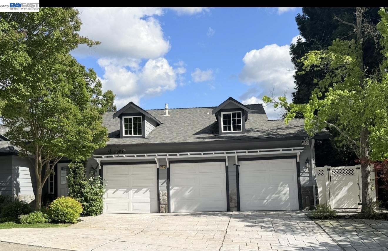 215 Arthur Ct