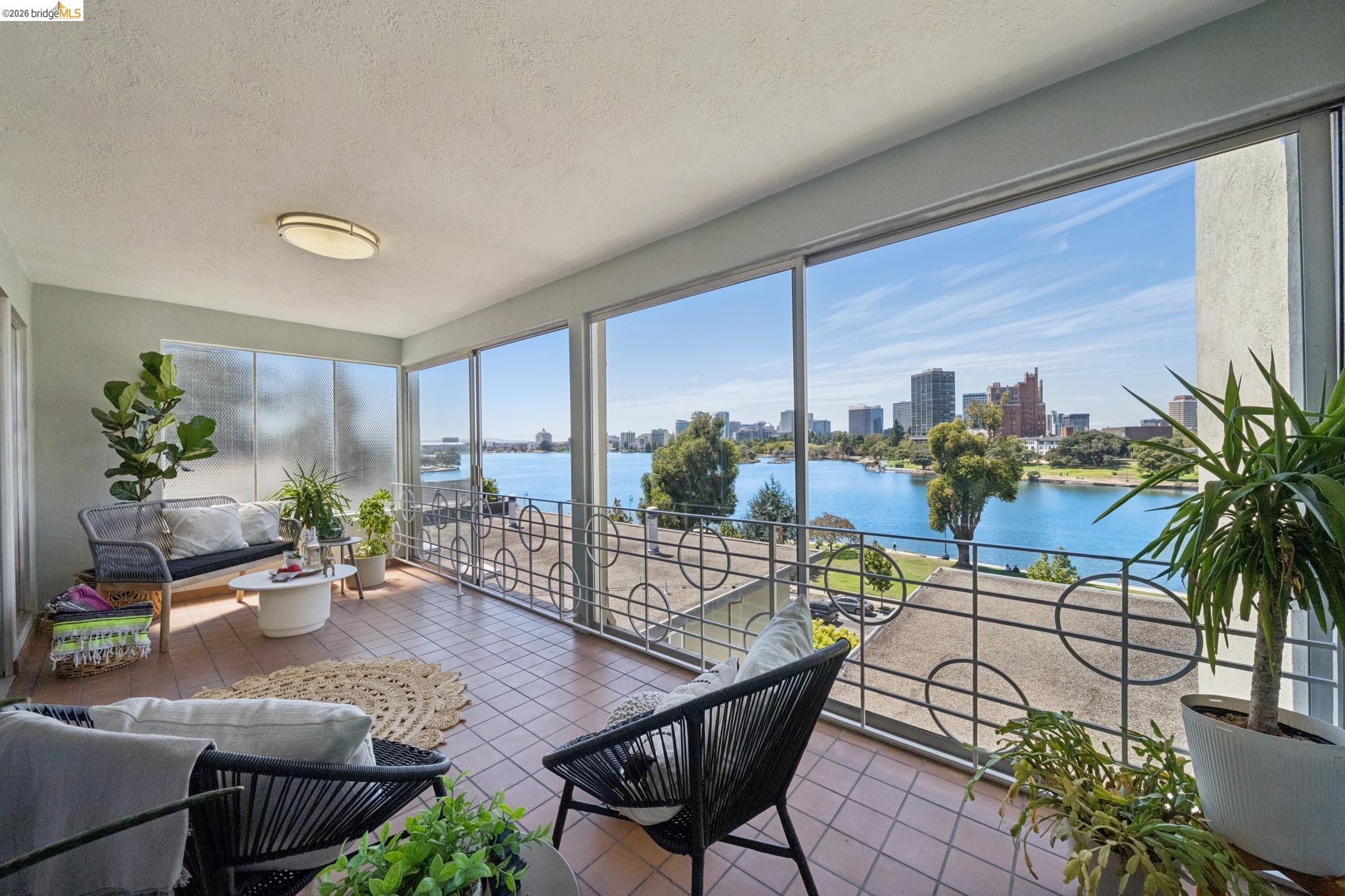2324 Lakeshore Ave 6, Oakland