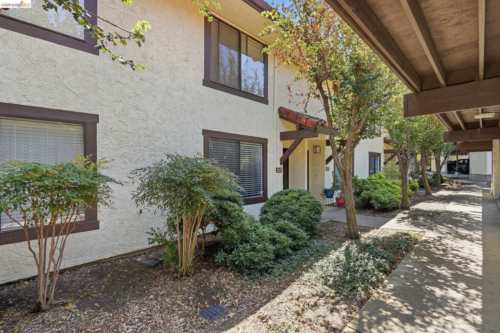 205 Del Valle Cir, El Sobrante