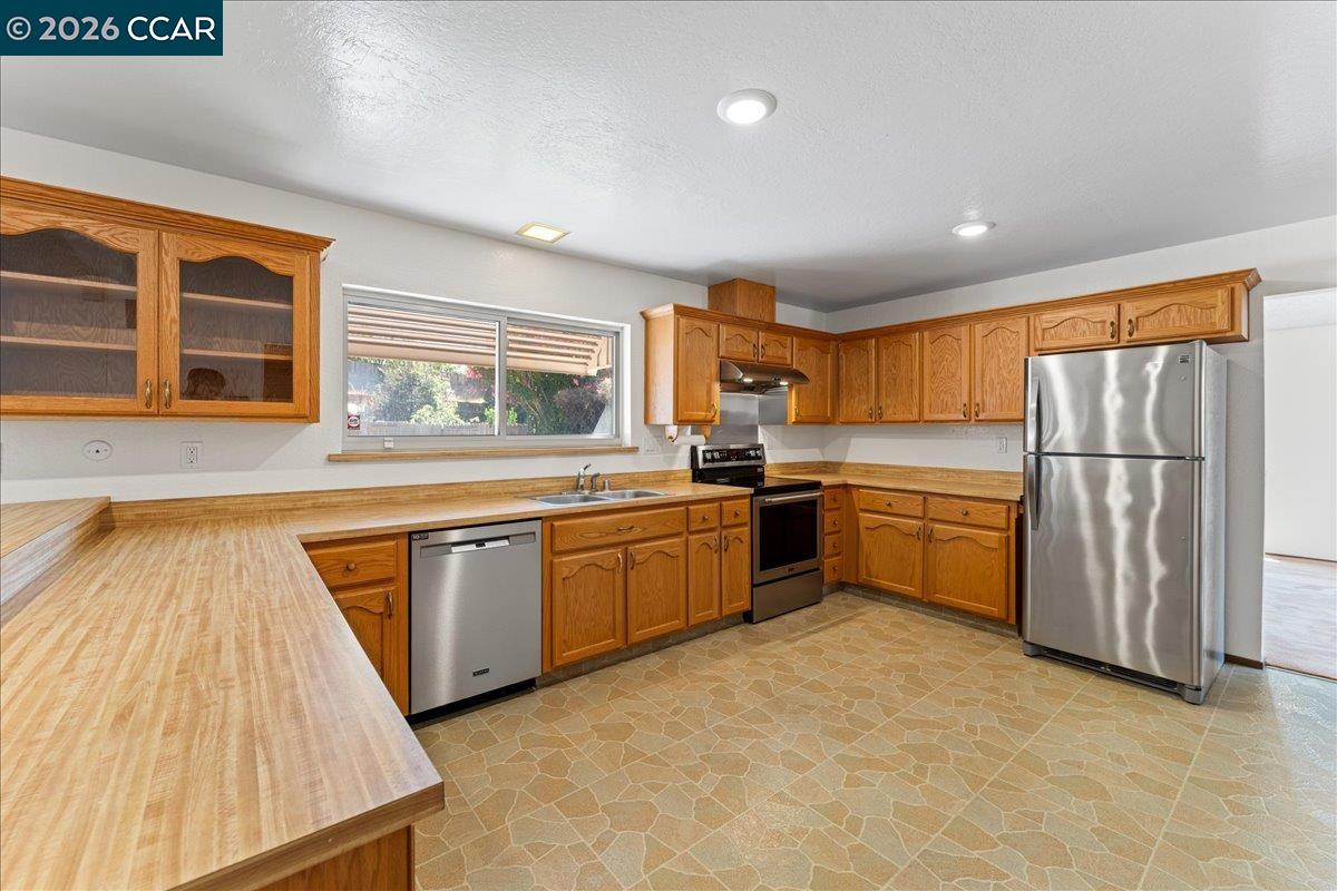 124 Chestnut Dr, Hercules CA 94547 — photo 10